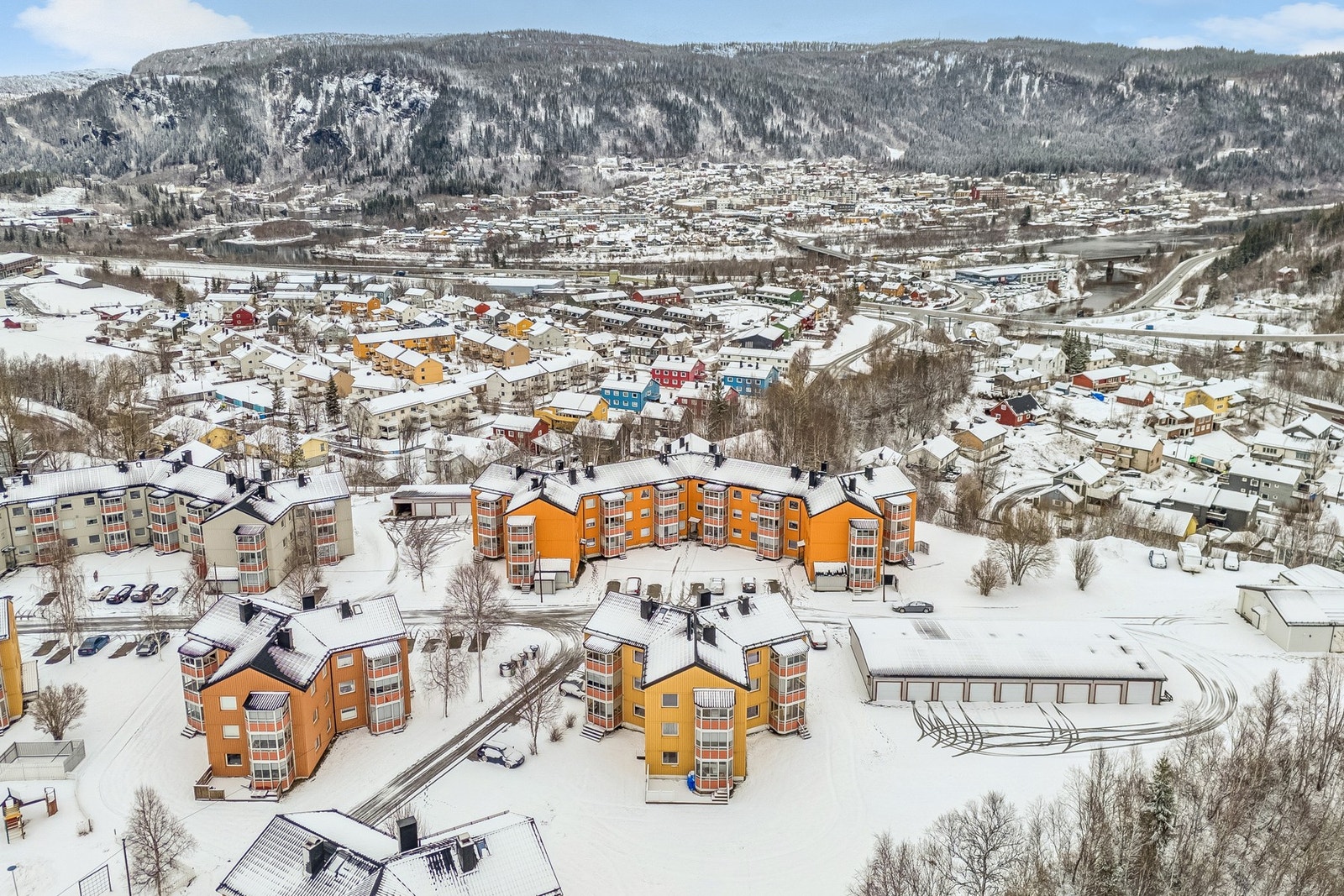 Kort vei til barnehage, barneskole, ungdomsskole og Moheia Fritidspark og badeland Galleribilde