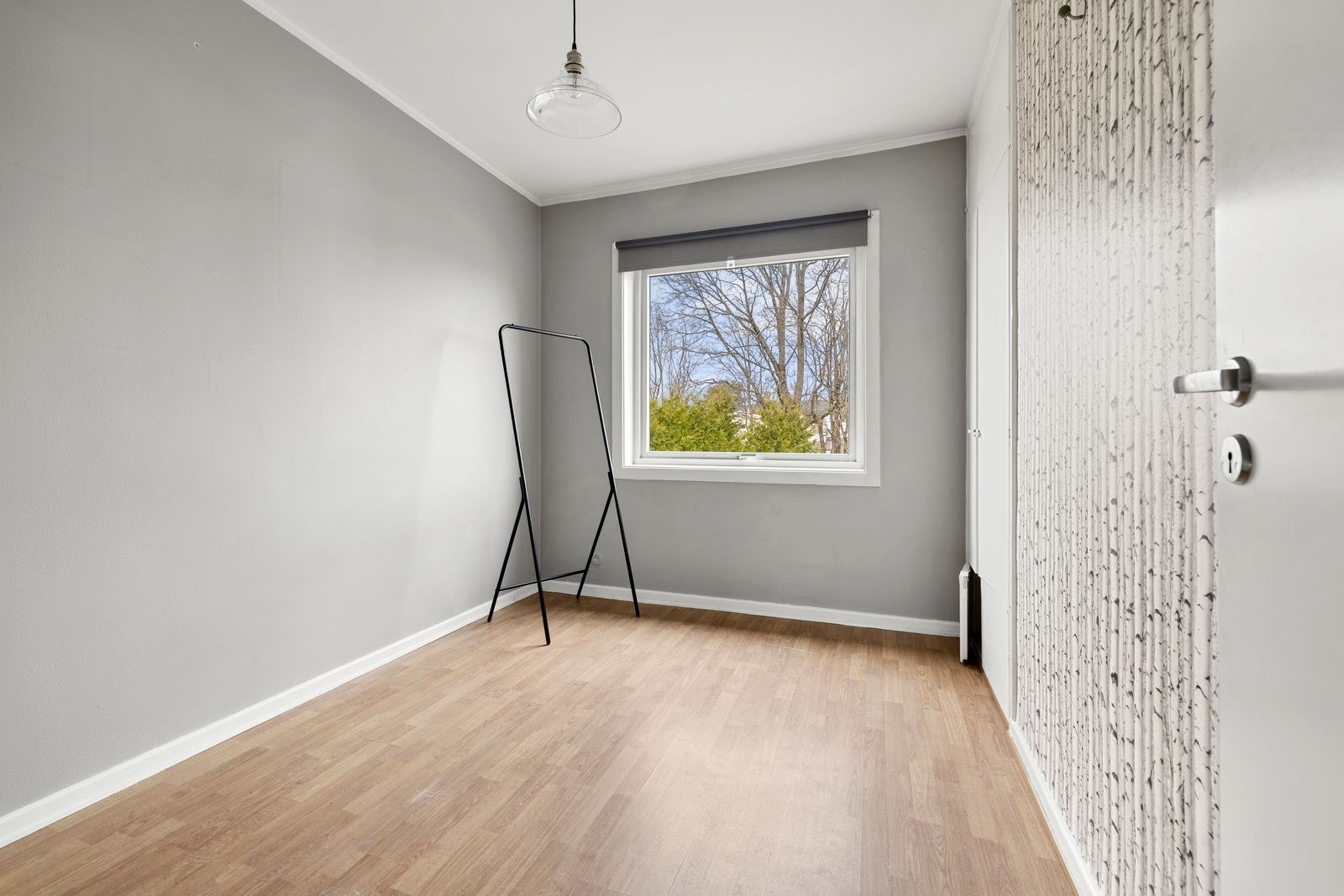 Soverom med garderobeskap. Galleribilde