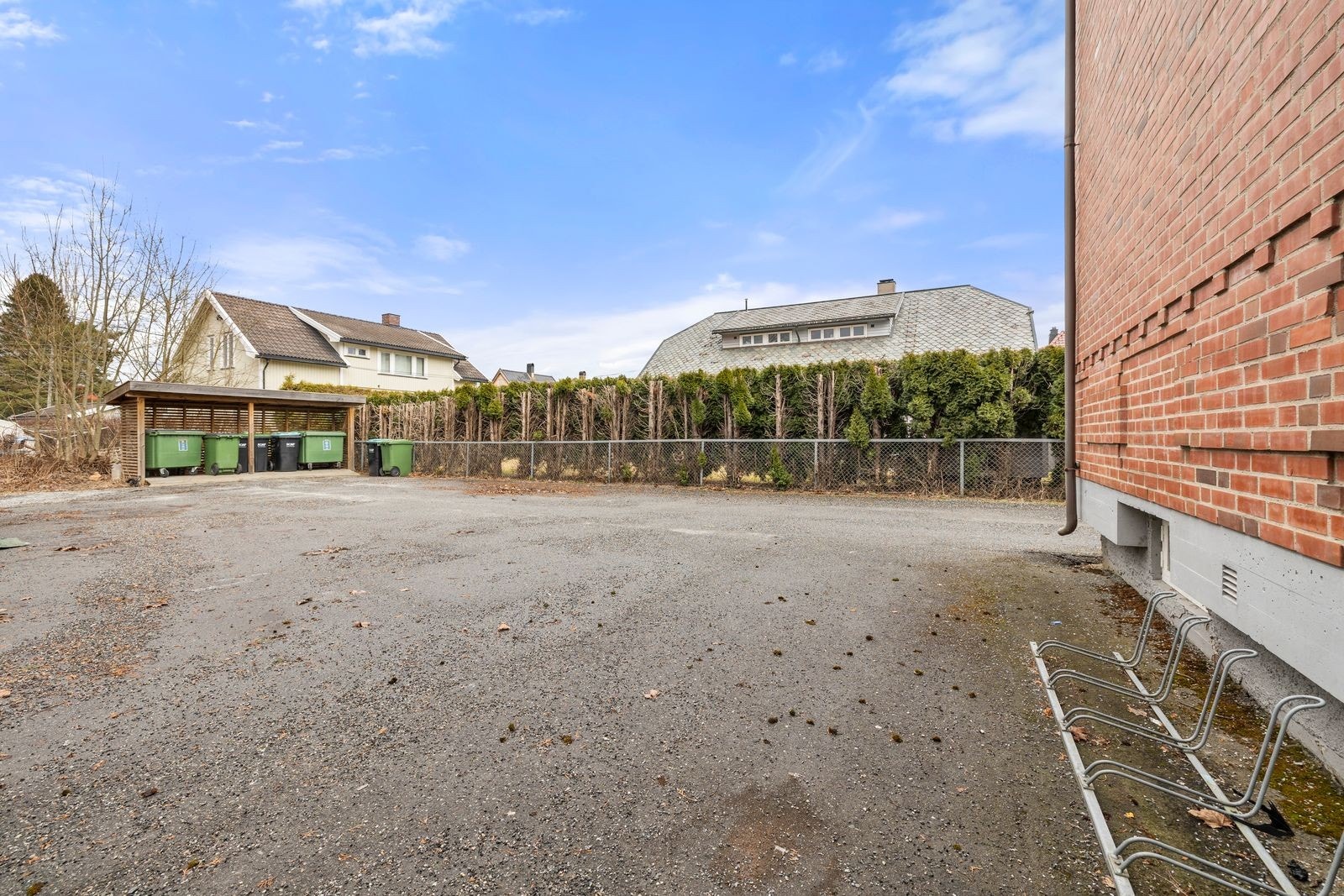 1 biloppstillingsplass følger leieforholdet. Galleribilde