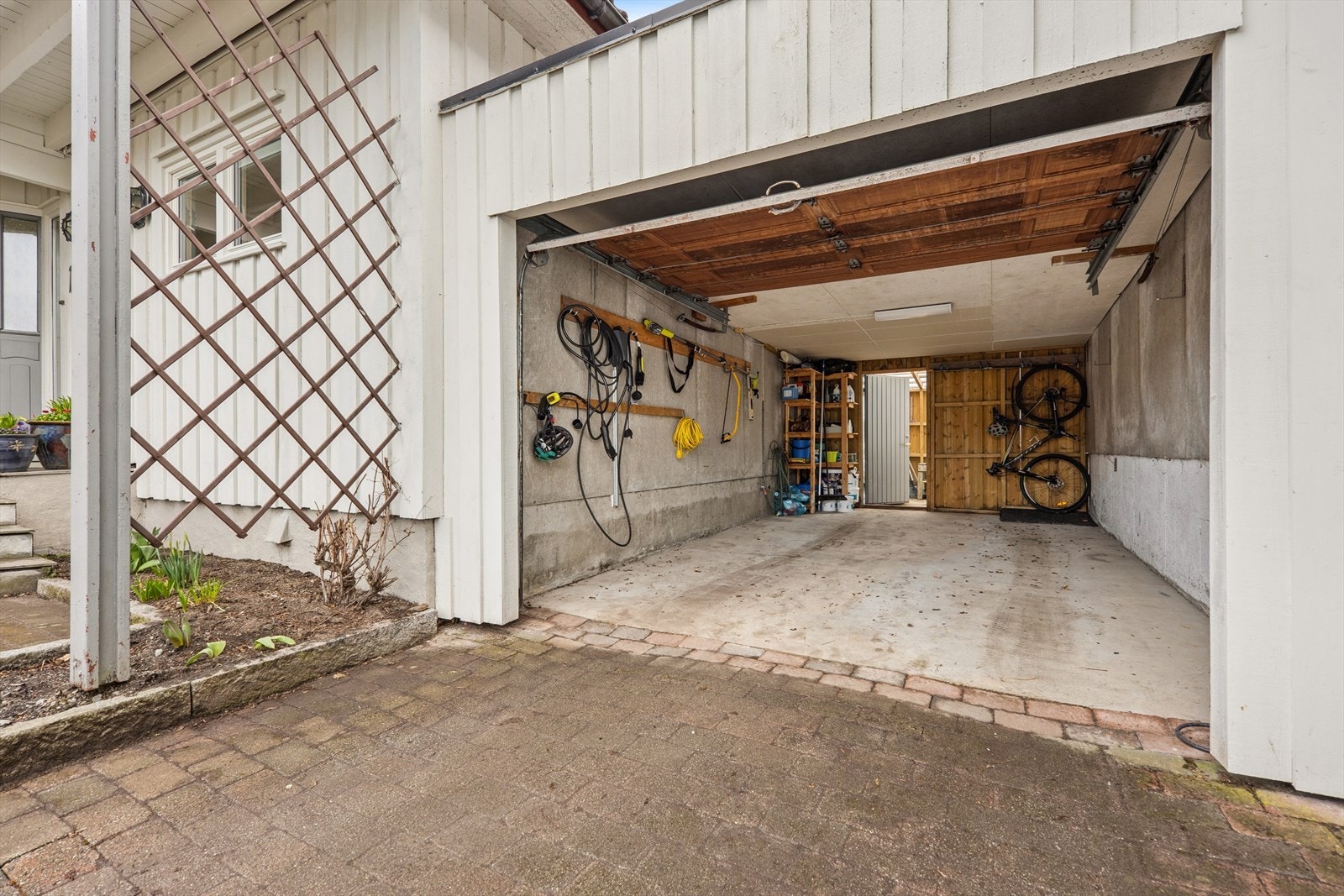 Parkering i garasje og på gårdsplassen. Galleribilde