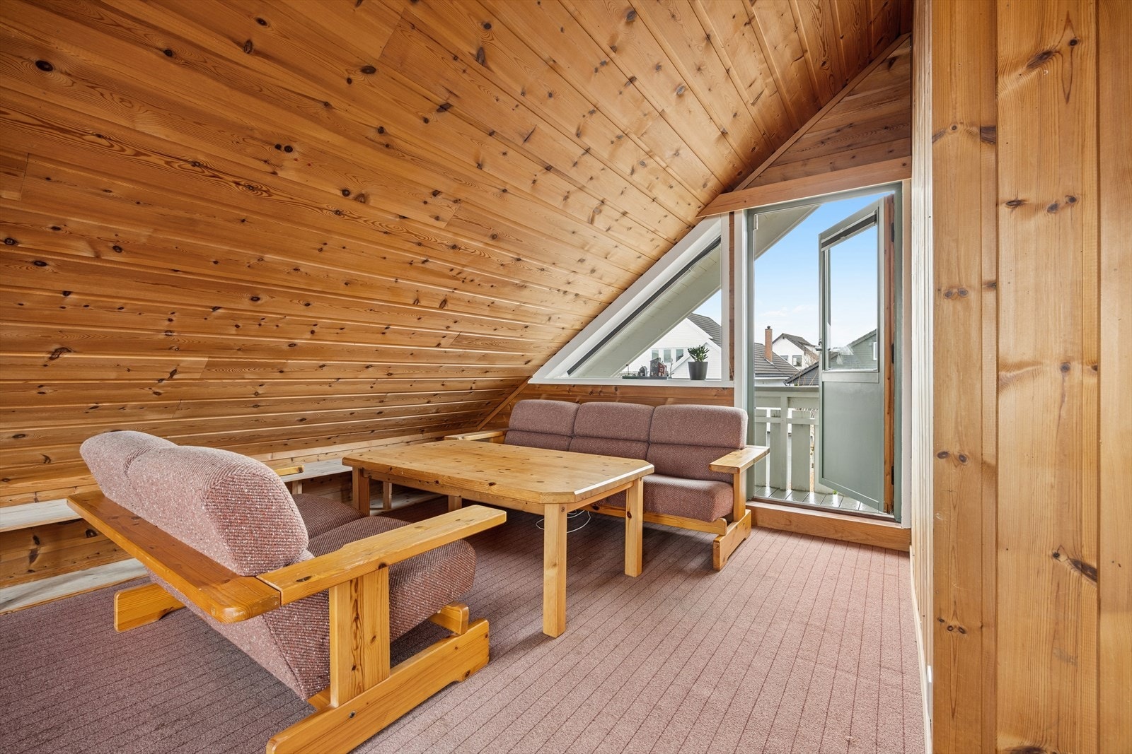 Fra loftstuen er det adkomst ut til en balkong. Galleribilde