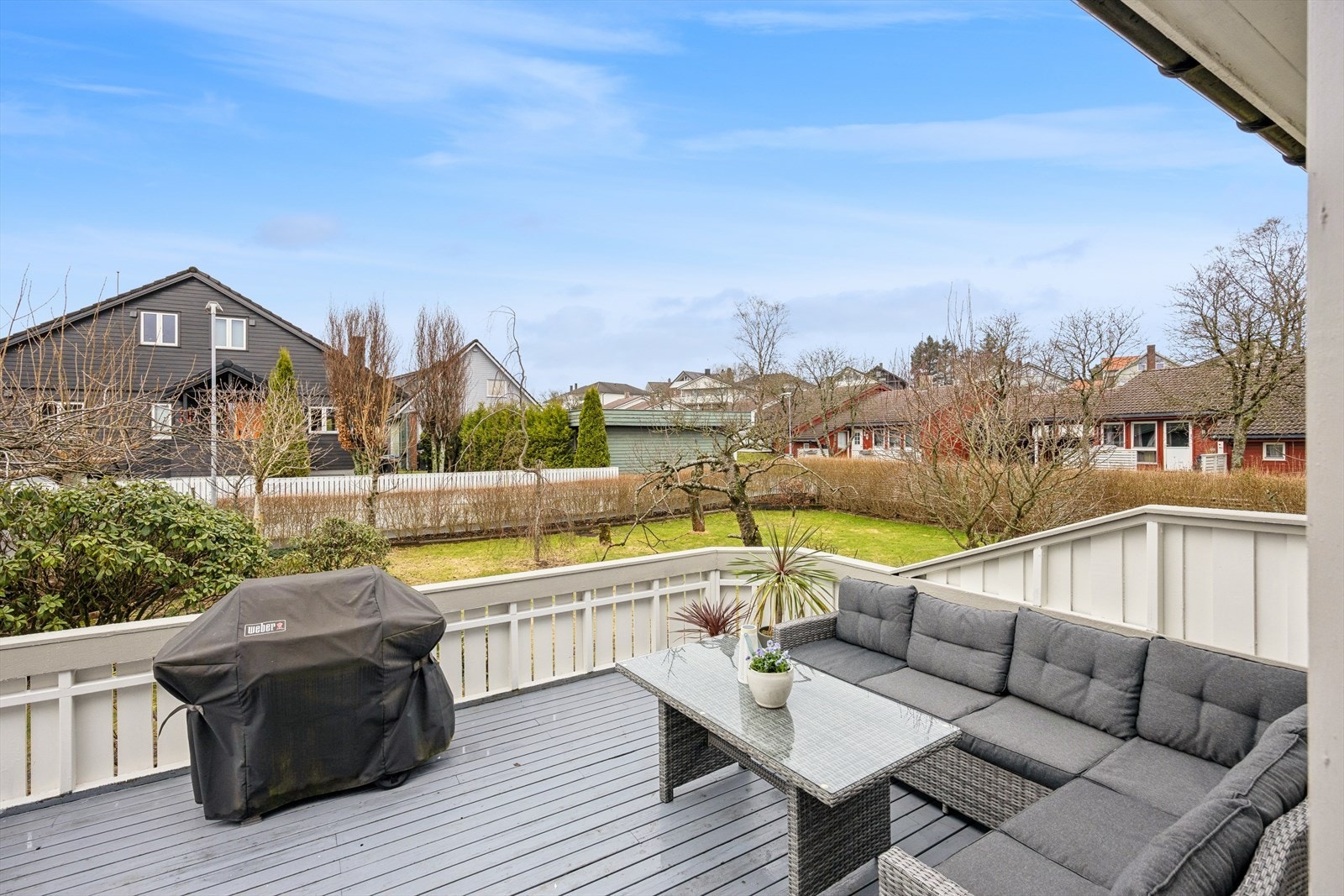 Solrik terrasse og plenareal. Galleribilde