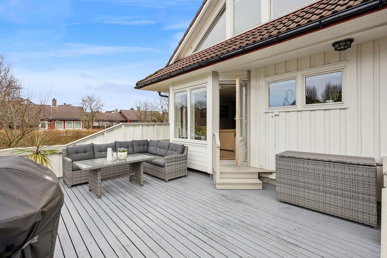 Fra stuen er det utgang til en romslig terrasse på hele 26 m² og store plenarealer. Galleribilde
