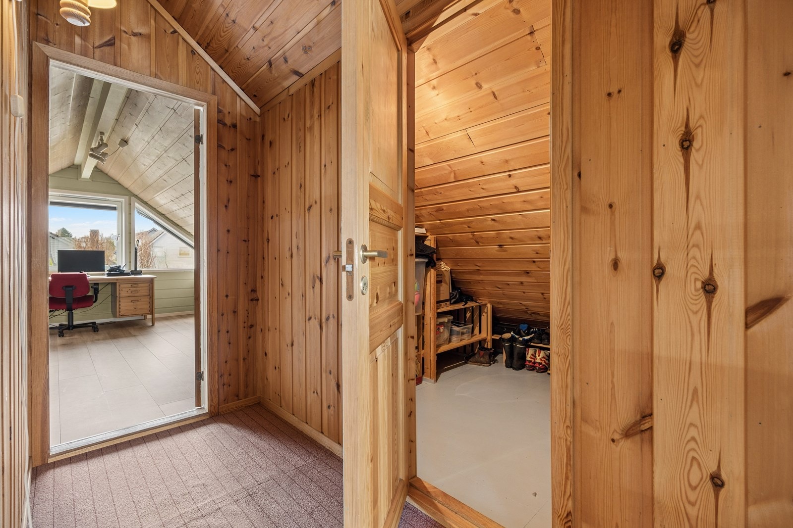 Boligens andre etasje inneholder en praktisk loftstue, to soverom og bad. Galleribilde