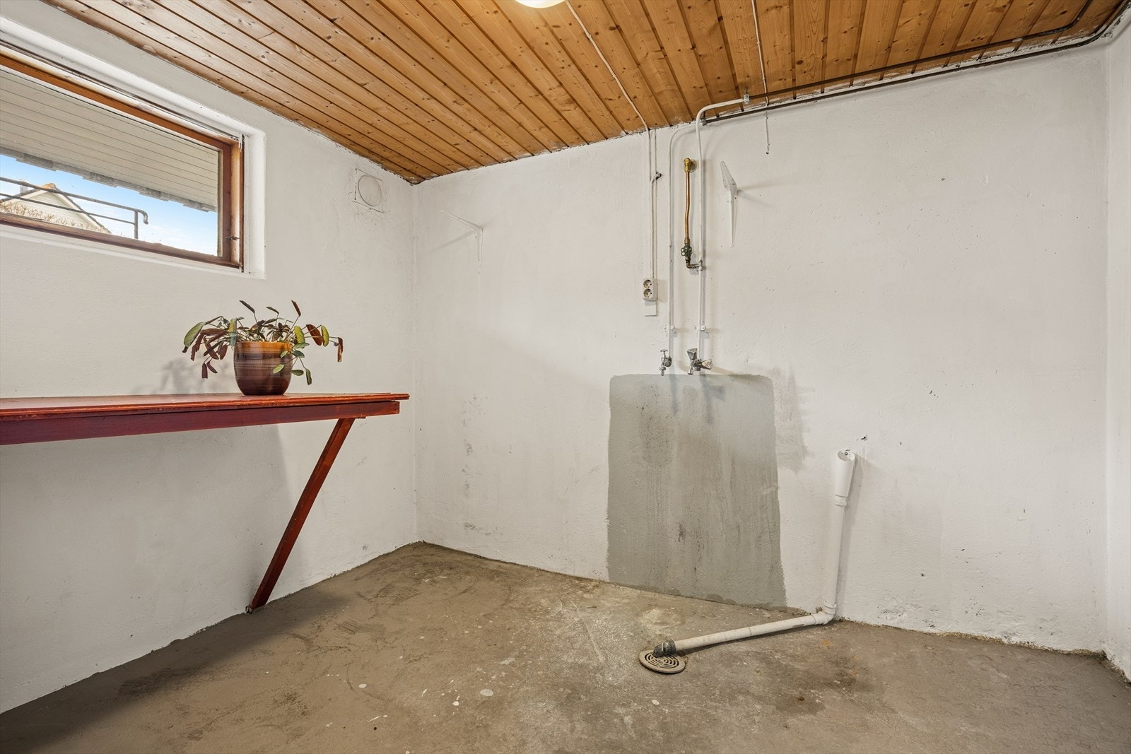 Vaskerommet i kjelleren er fra byggeåret og har betong på veggene, panel i taket og et ubehandlet betonggulv. Galleribilde