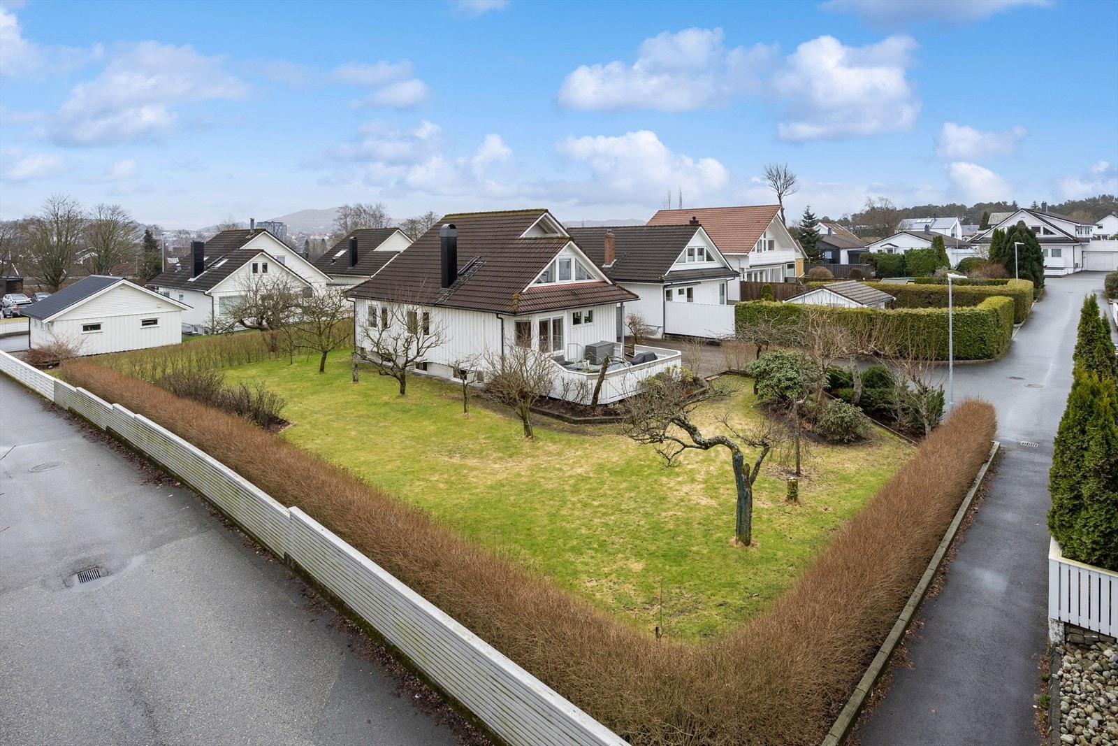 Tomten på 808,5 m² er pent opparbeidet med et skjermet og solrikt uteområde. Galleribilde