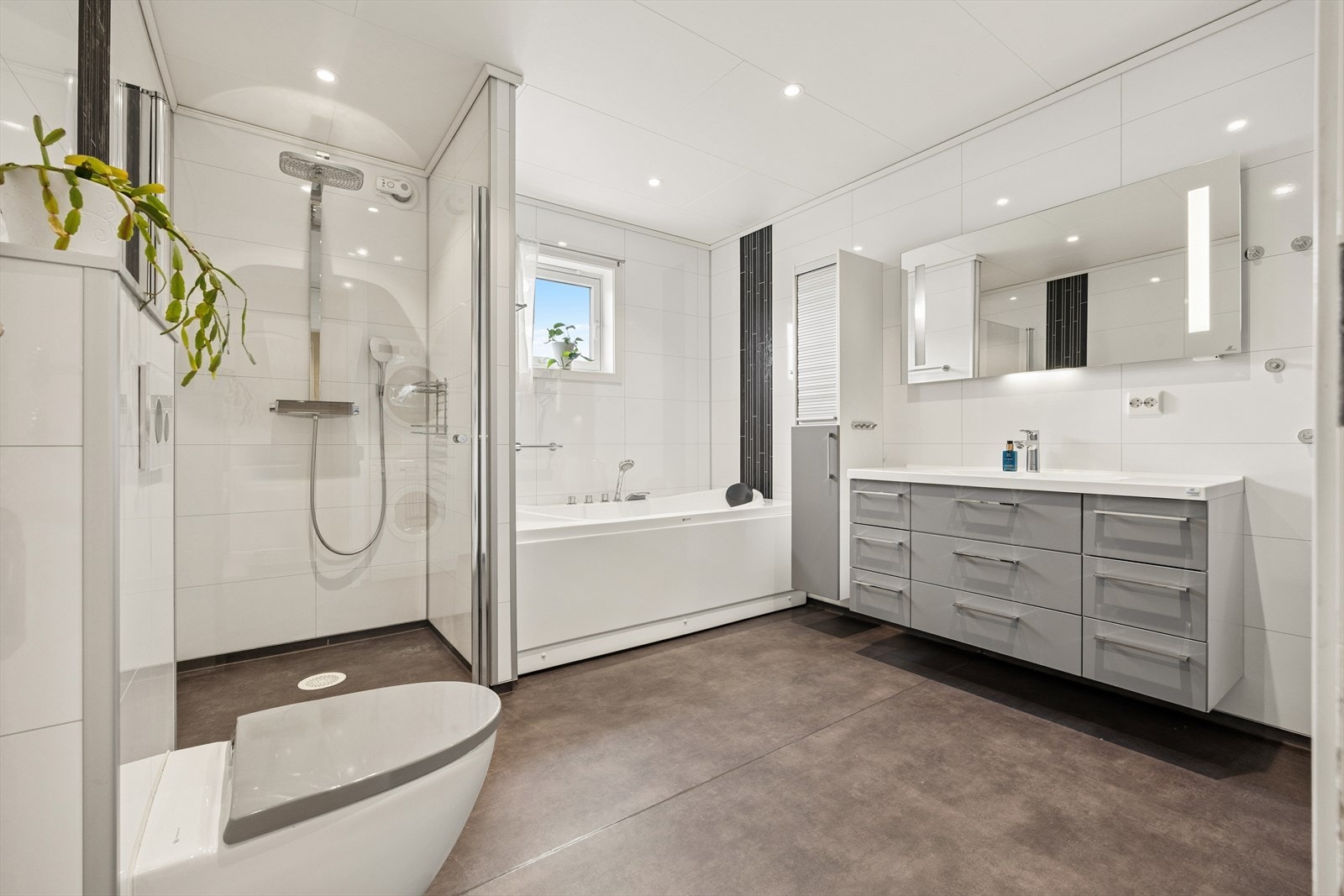 Badet i første etasje ble renovert i perioden 2015-2018 og har baderomsplater på veggene og vinylbelegg på gulvet med elektriske varmekabler. Galleribilde