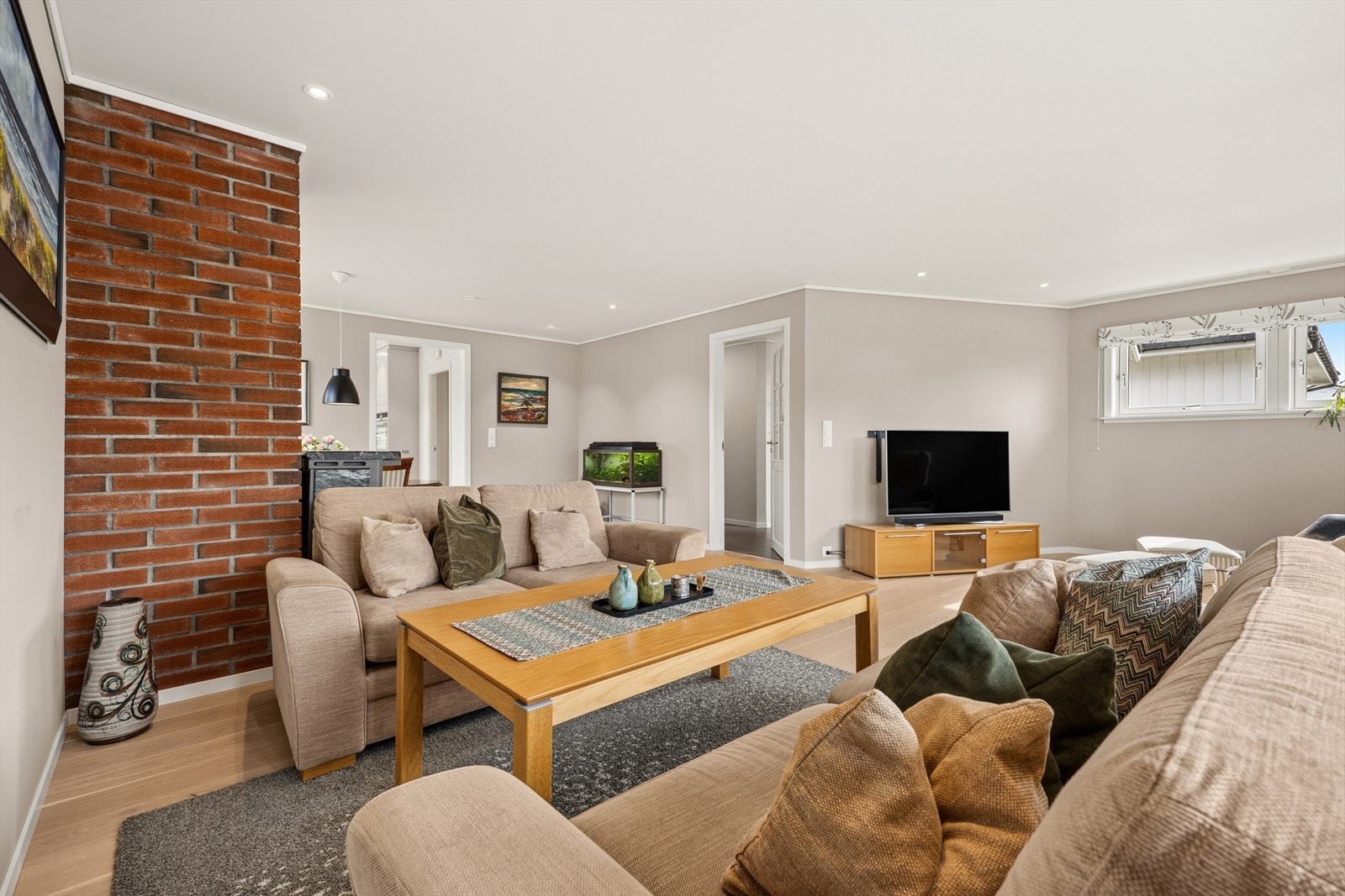 Lyse vegger, spotbelysning og store vinduer gir rikelig med lys. Galleribilde