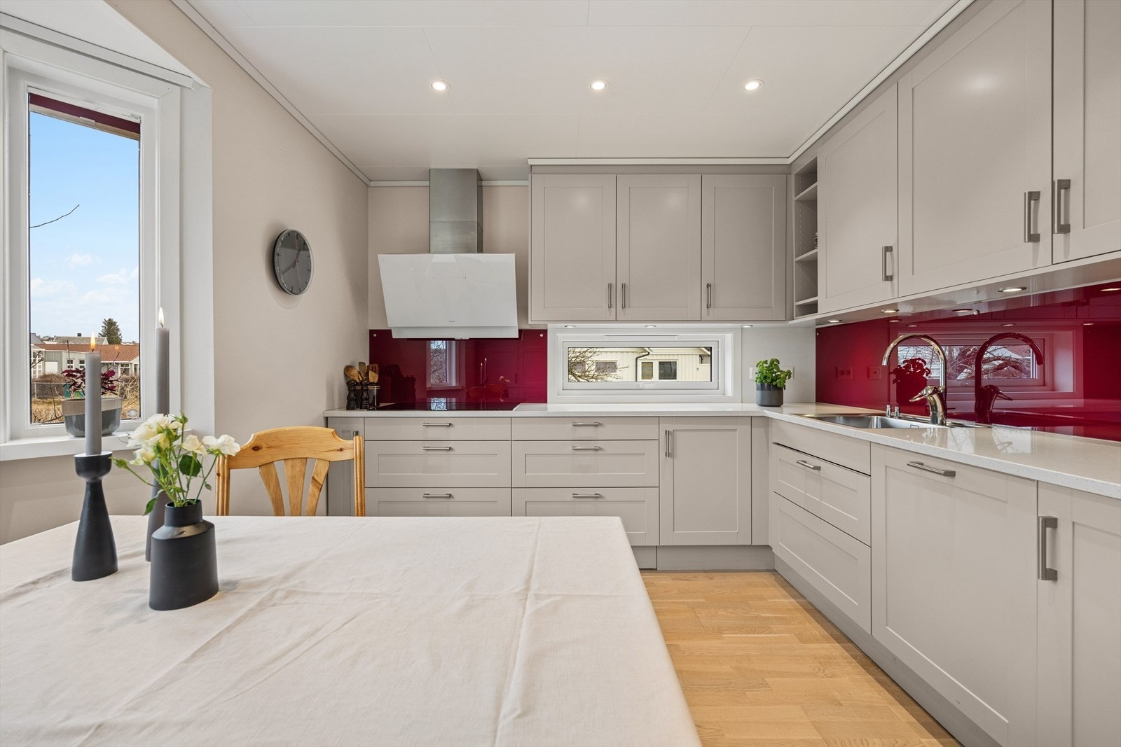 Den røde glassplaten over benken tilfører et friskt og stilfullt fargeinnslag. Galleribilde