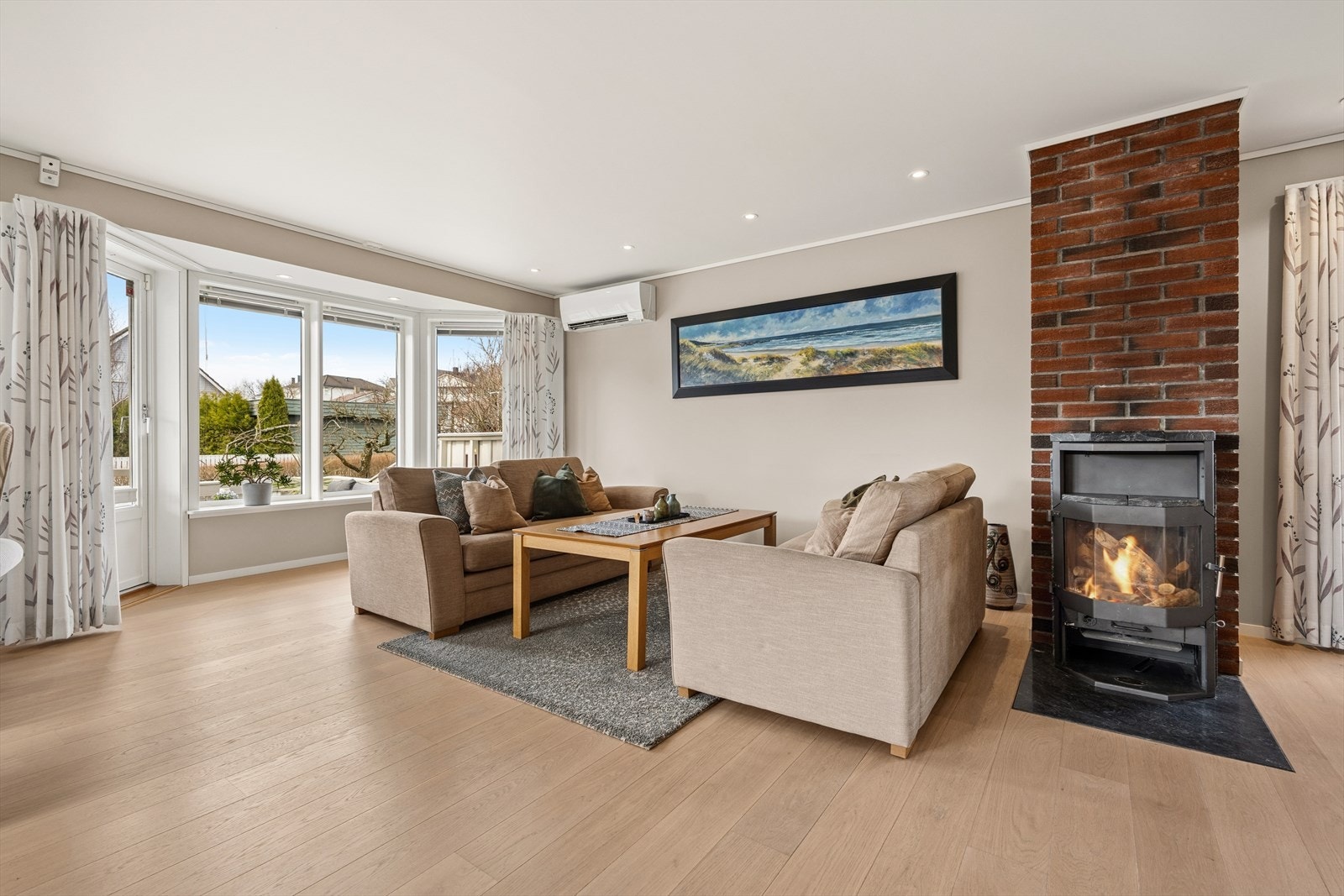 Stuen fremstår som romslig og innbydende med gode møbleringsmuligheter. Galleribilde