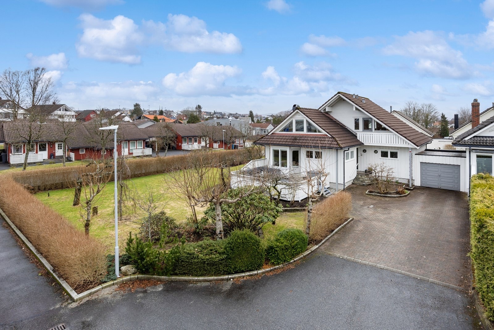 DNB Eiendom ved Mikal Nådland har gleden av å presentere Mølledalen 1 C. En innholdsrik og flott enebolig over tre plan med sentral og attraktiv beliggenhet på populære Stangeland. Galleribilde