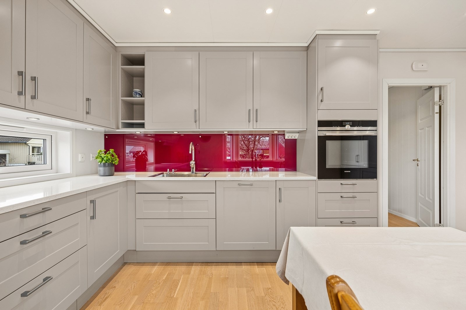 Moderne og delikat kjøkken med innredning i lyse grå fronter som gir et tidløst uttrykk. Galleribilde