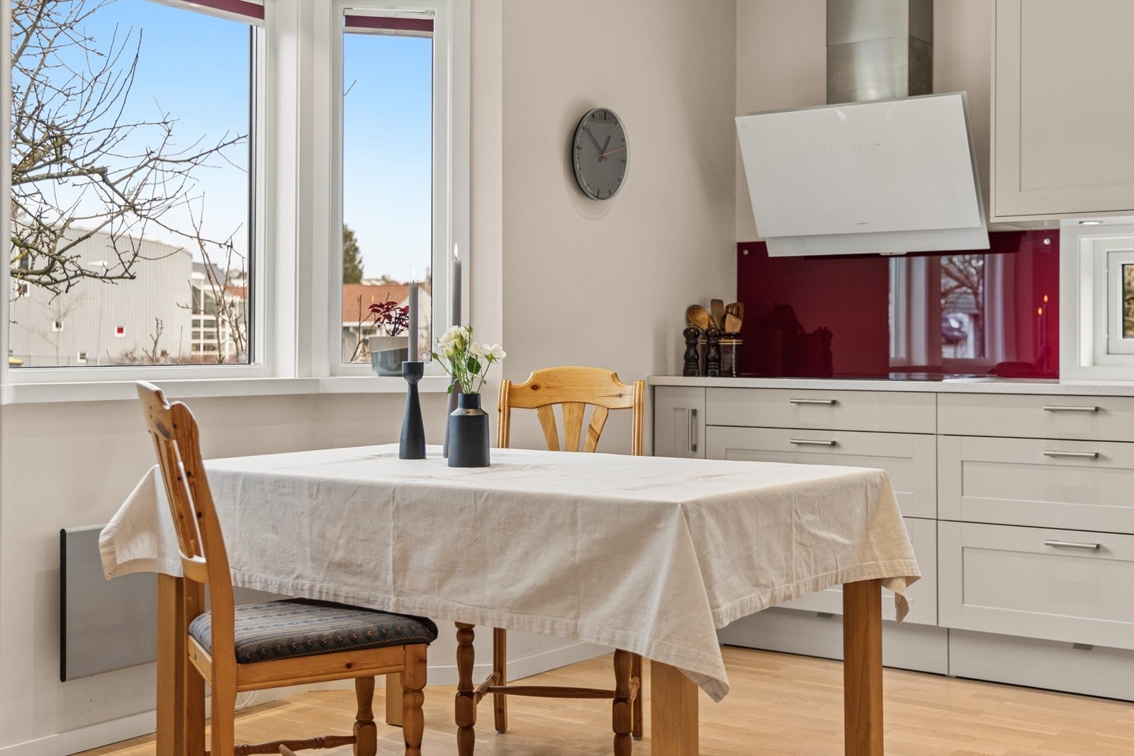 Kjøkkenet er utstyrt med integrert komfyr, koketopp, kjøleskap og oppvaskmaskin. Galleribilde