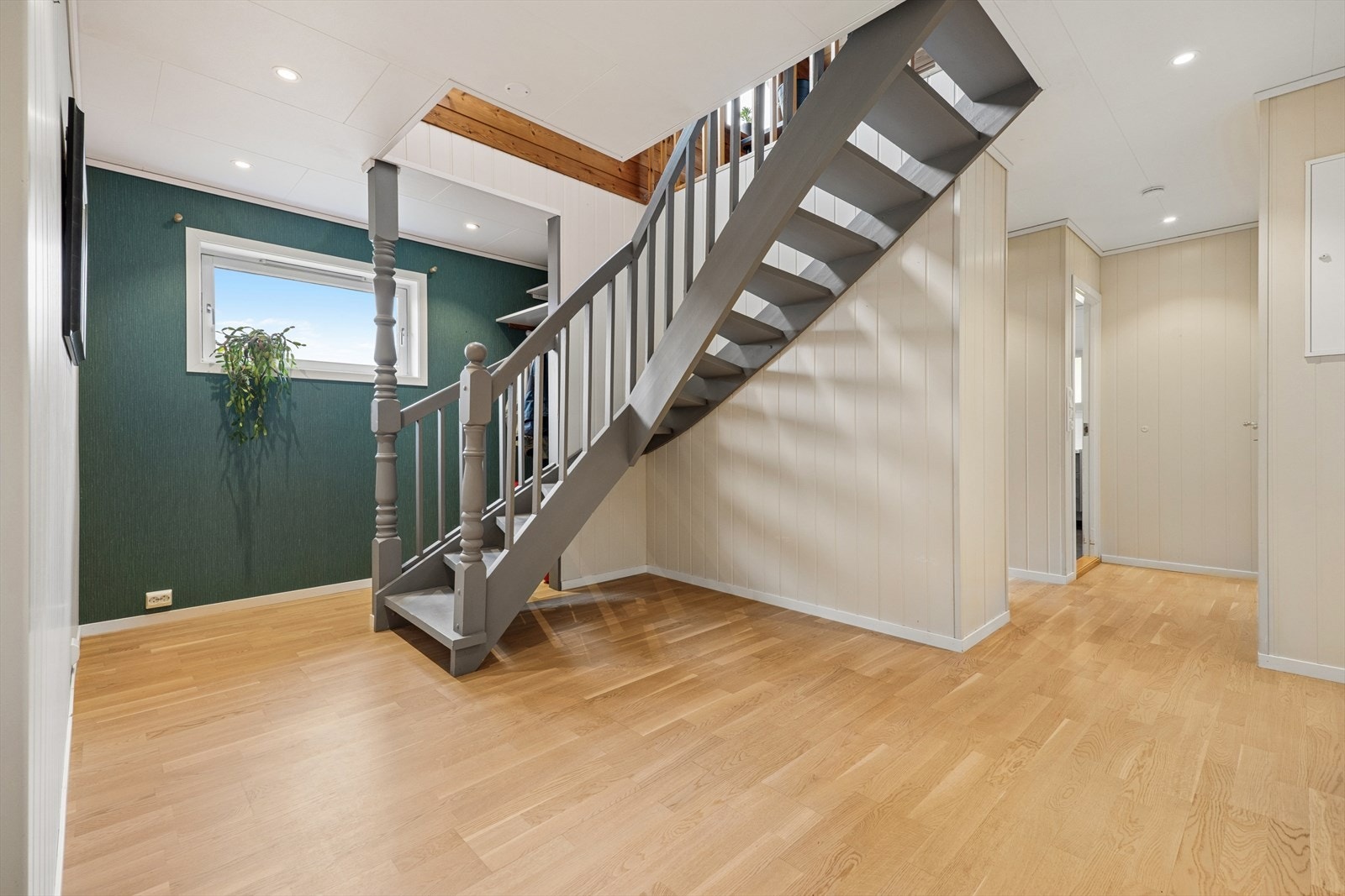 Kjelleren har gode oppbevaringsmuligheter med flere boder, vaskerom og et rom innredet som kjellerstue. Dette rommet er ikke godkjent for varig opphold - se punkt Ferdigattest. Galleribilde