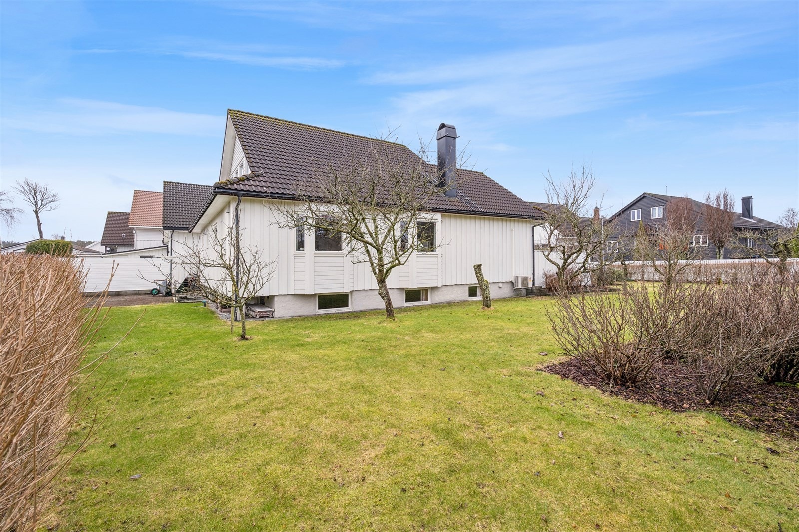 En romslig og innholdsrik enebolig på 253 kvm (internt bruksareal) som strekker seg over tre plan med mye plass, fleksibilitet og i nabolaget mange drømmer om. Galleribilde