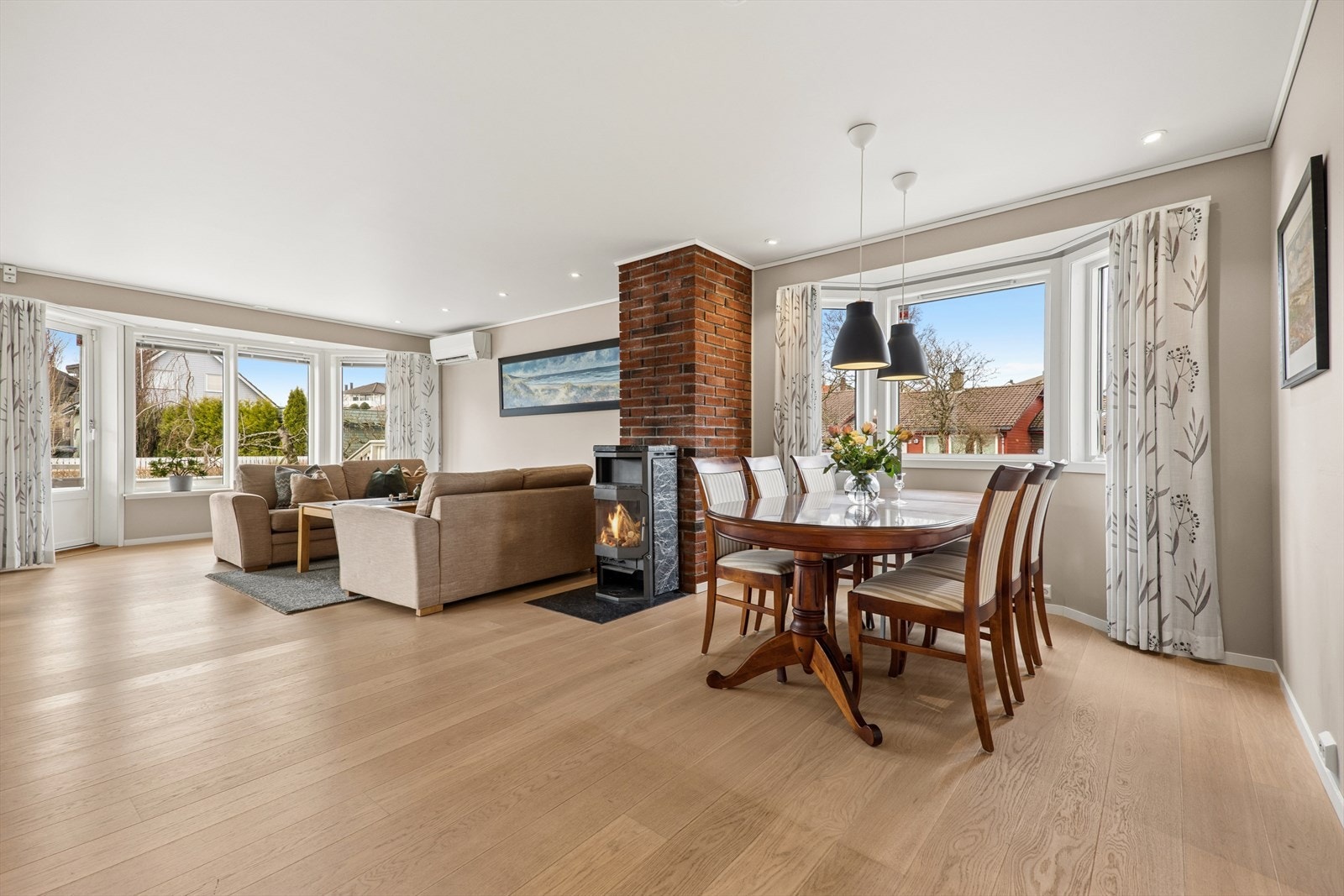 Stuen fremstår som et gjennomført og sosialt oppholdsrom med god plass til både avslapning og selskap. Galleribilde