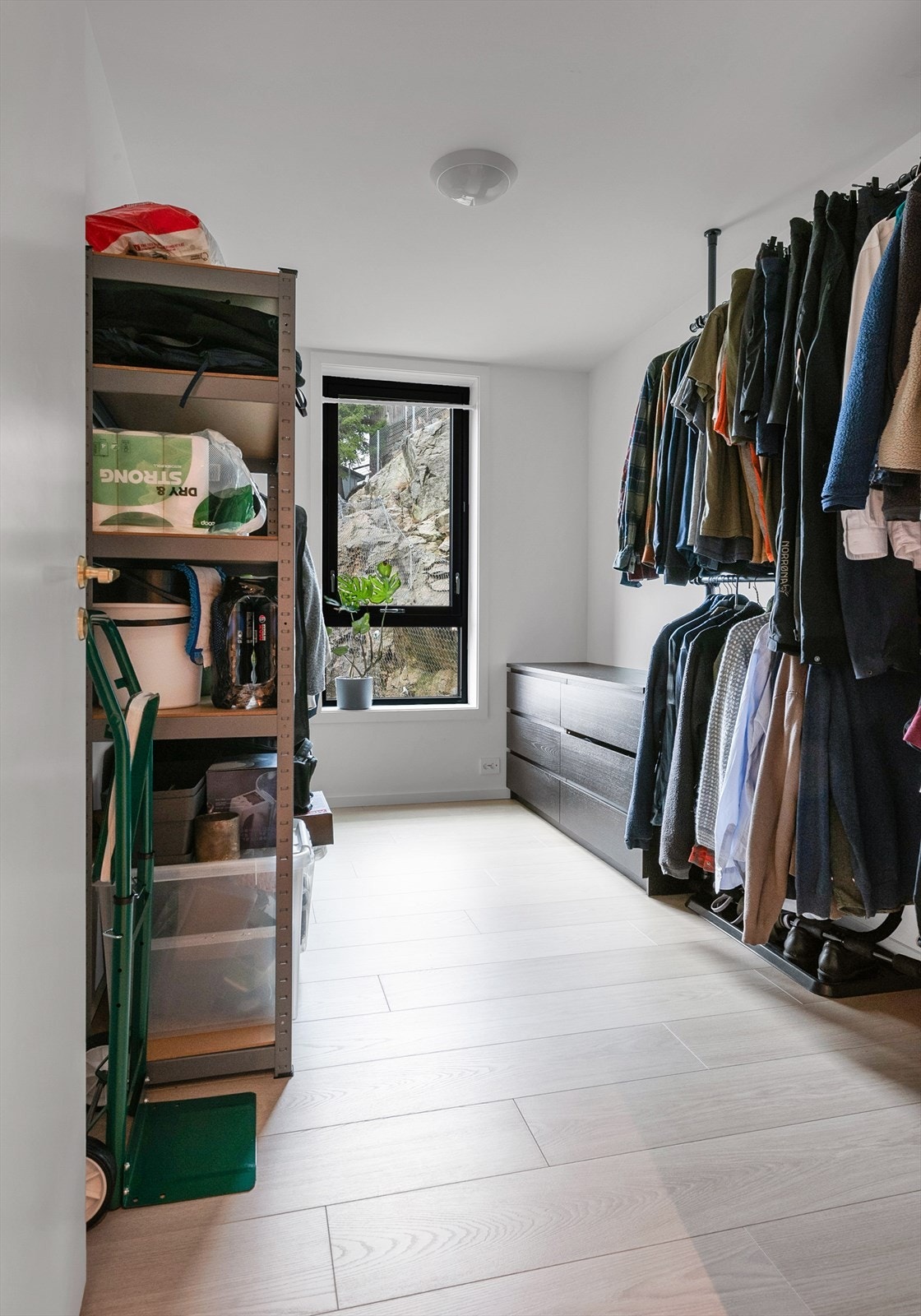 Soverom 3 ( innredet som garderobe ) Galleribilde