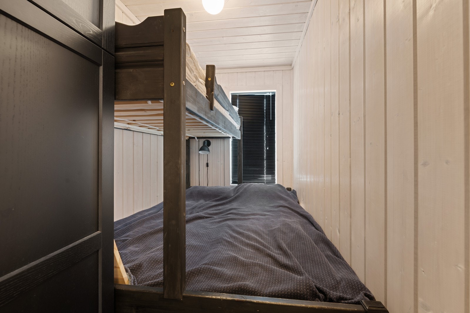 Bod som er ominnredet til soverom med 3 soverplasser. Garderobeskap Galleribilde