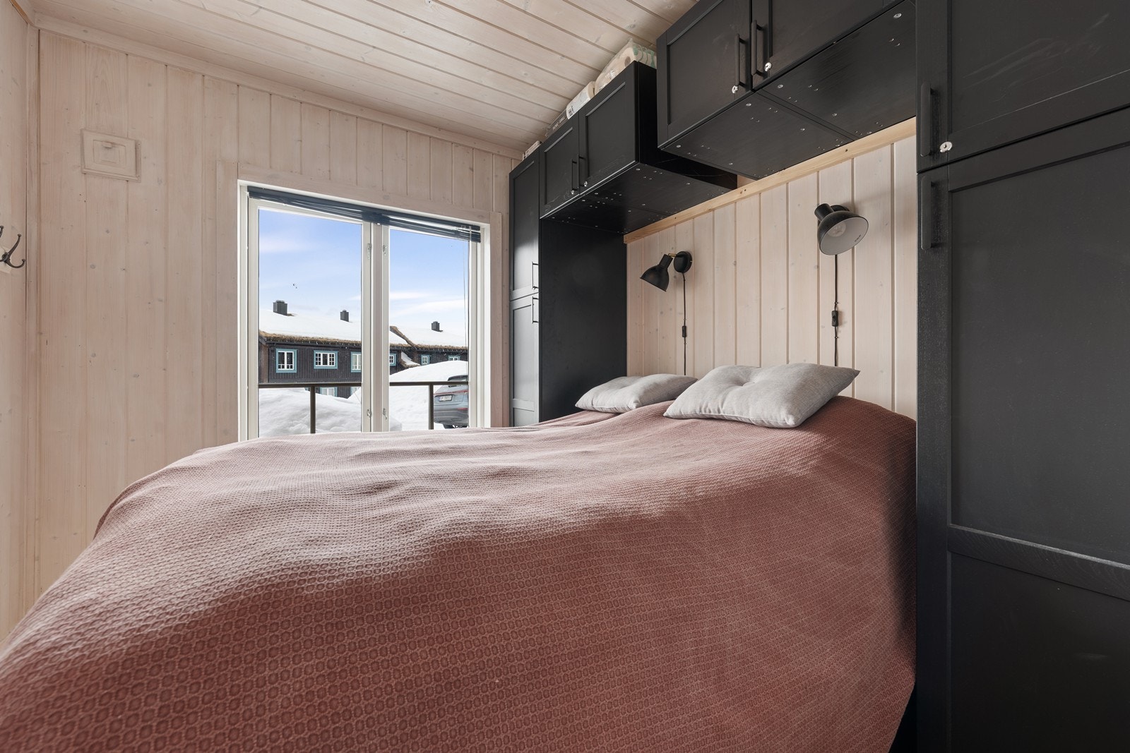 Hovedsoverom med praktiske plassbygde låsbare skap. Praktisk når du leier ut Galleribilde