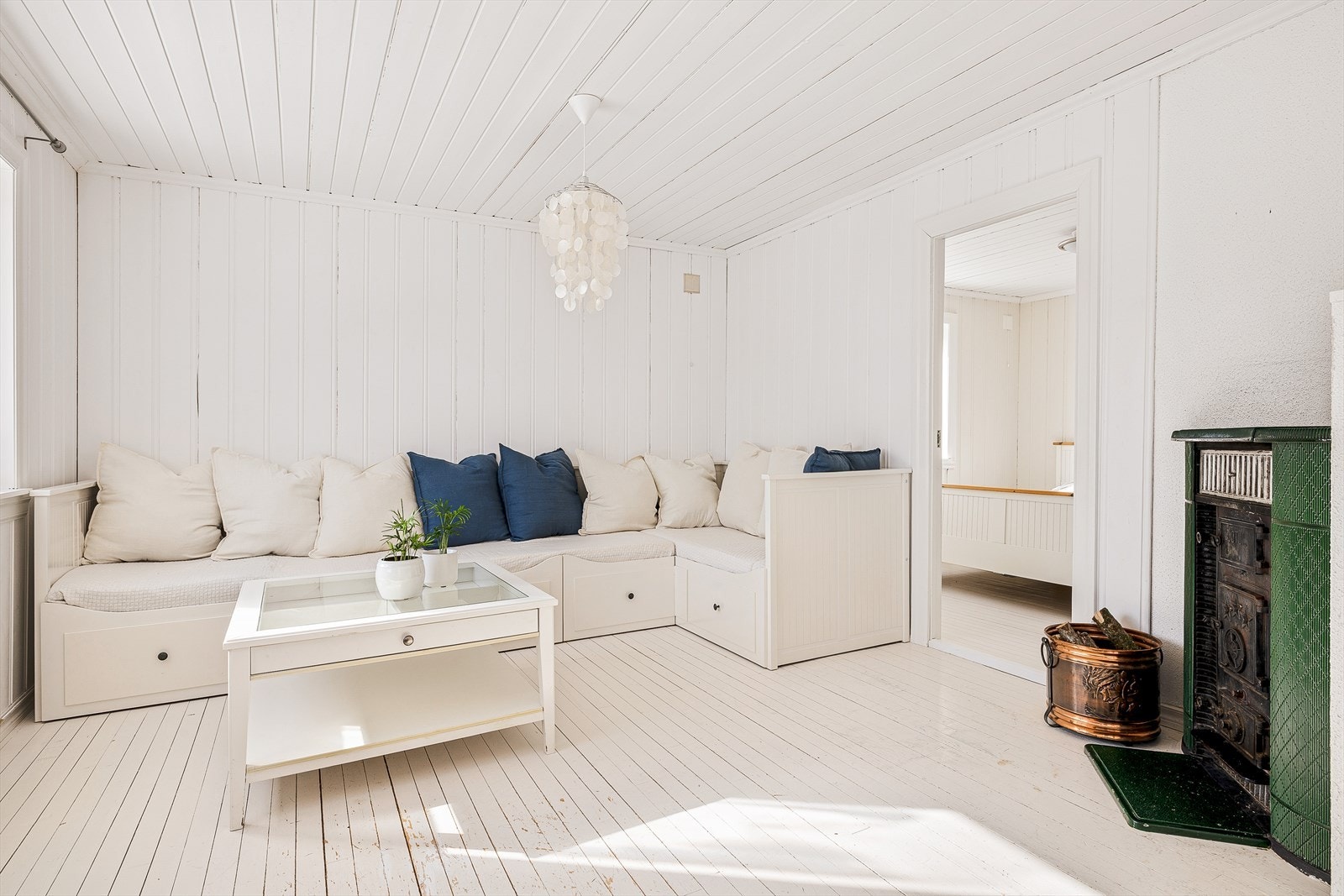 Hytten fremstår som lys og luftig med en arealeffektiv planløsning. Galleribilde