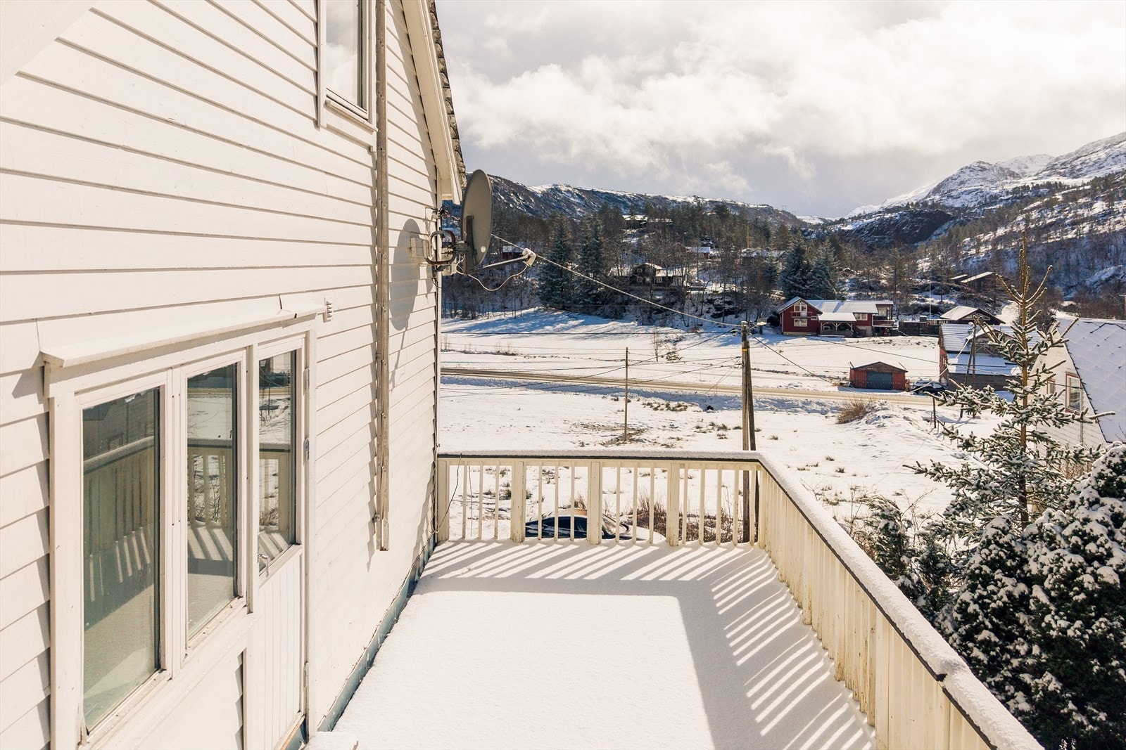 Terrassen måler 18 kvm og har en flott utsikt. Galleribilde