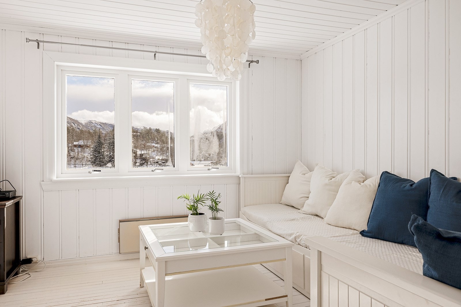 Gjennomgående for hytten er godt med lysinnslipp fra de mange vindusflatene. Galleribilde