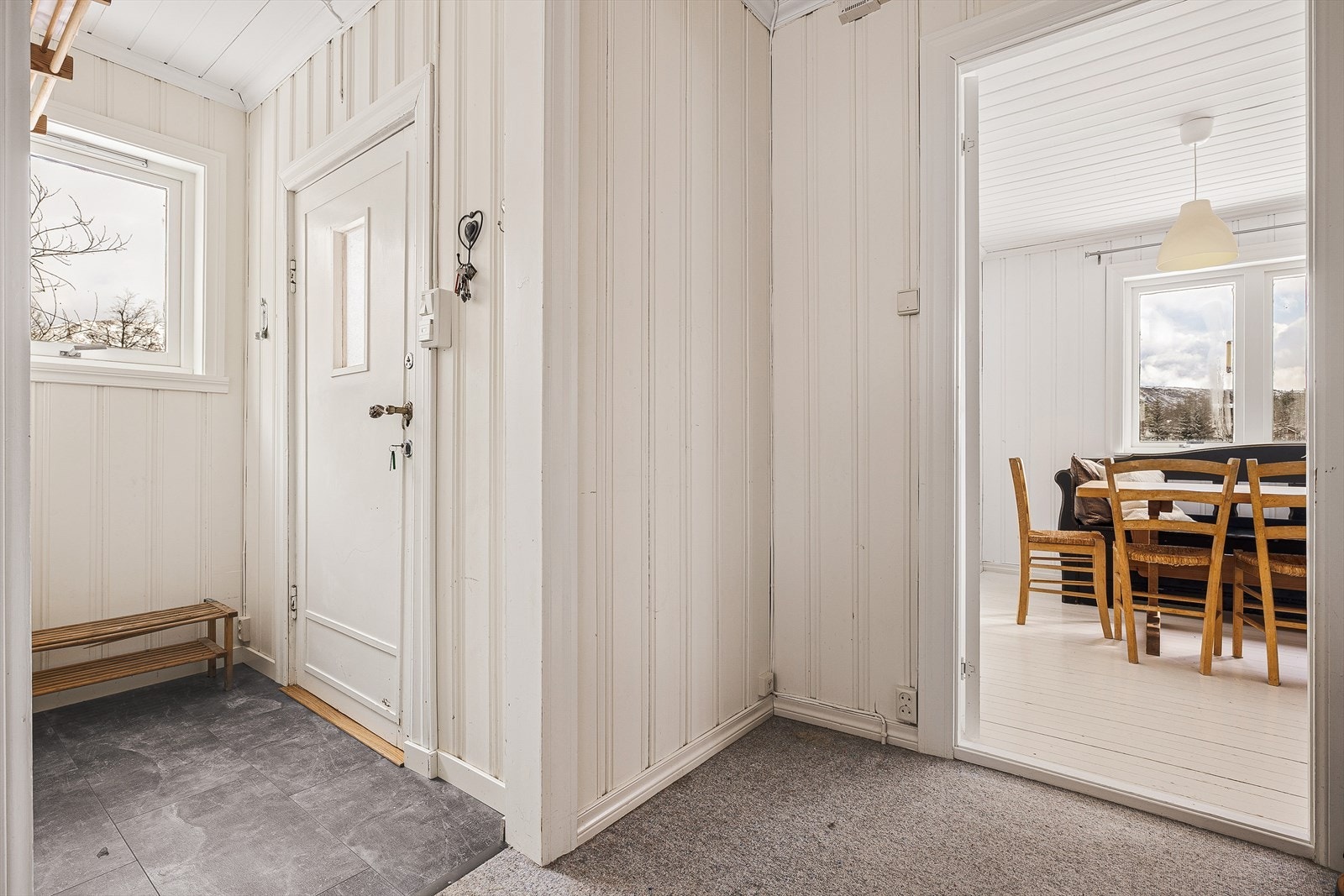 Innbydende inngangsparti med god plass til oppheng av yttertøy. Galleribilde