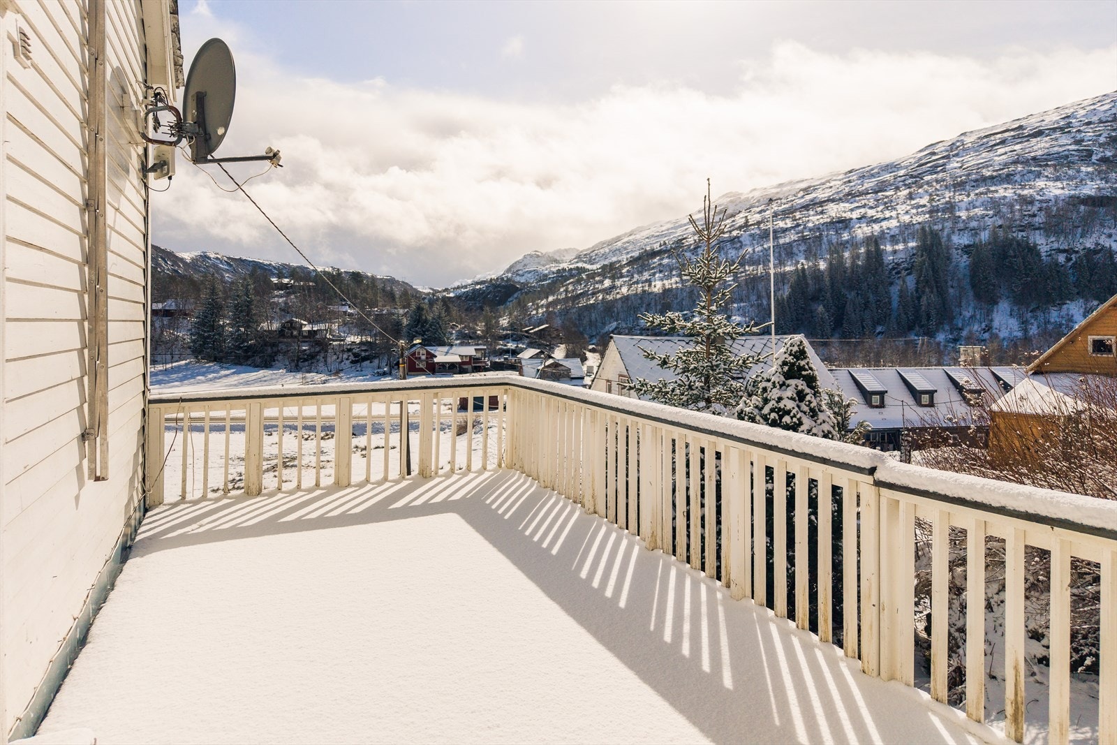 Her kan du nyte morgenkaffen med denne flotte utsikten. Galleribilde