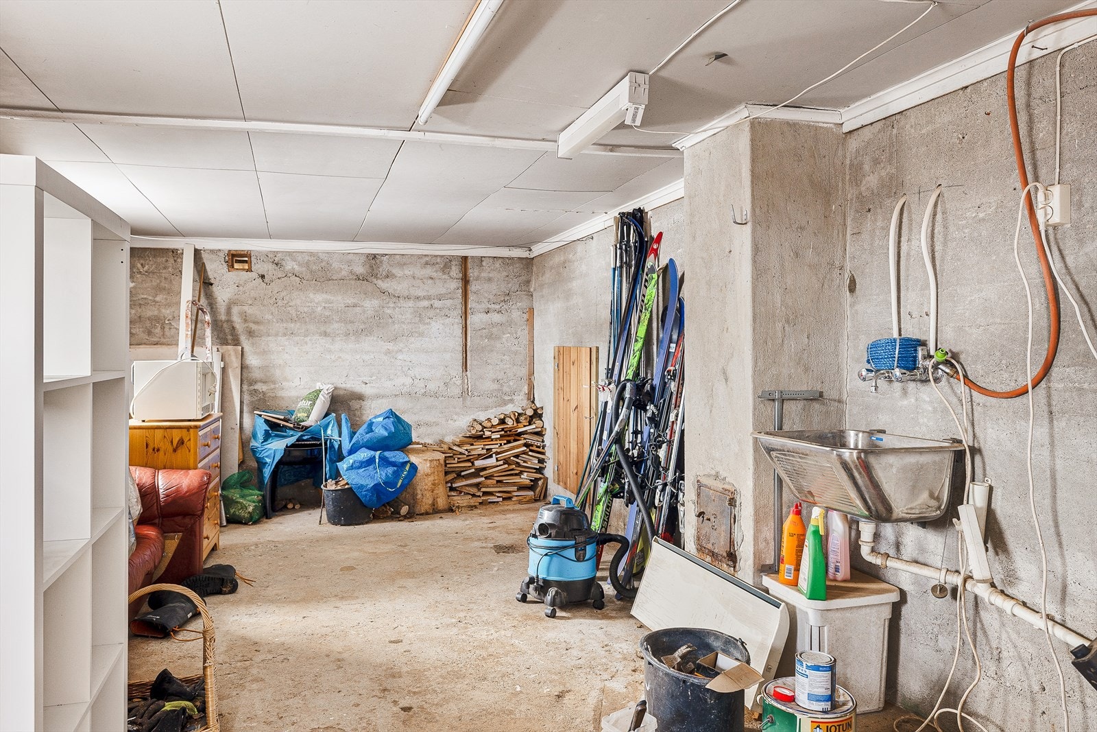 I kjelleren har man gode oppbevaringsmuligheter. Galleribilde