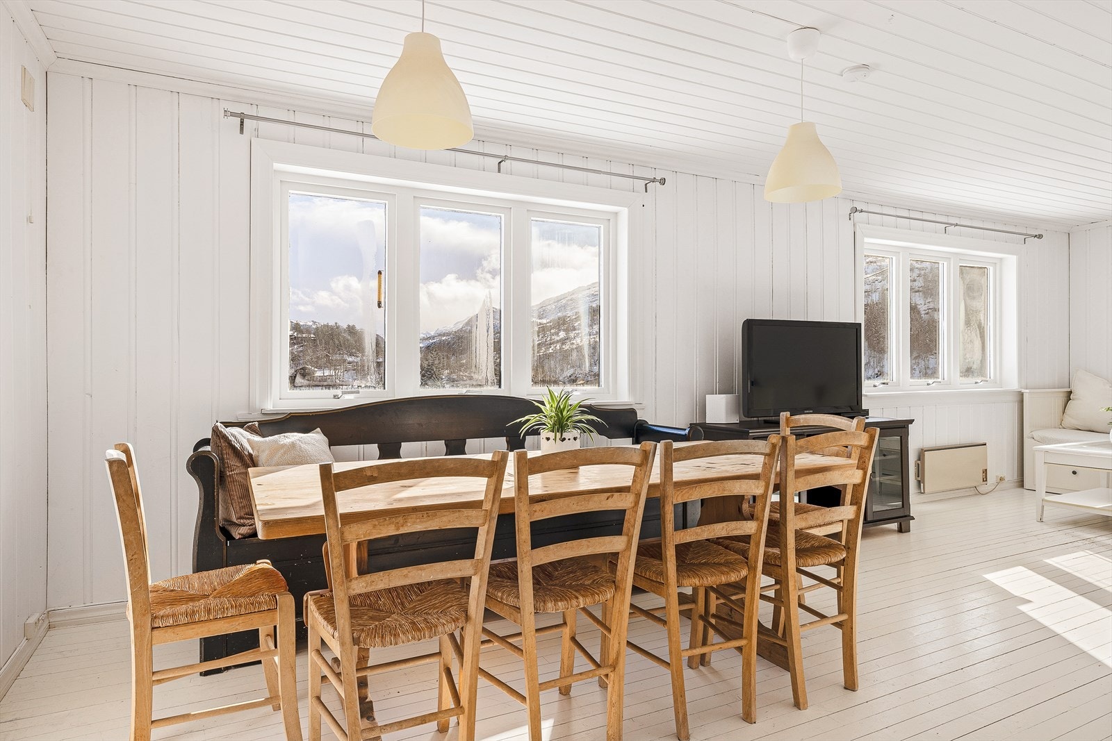 I stuen har man god plass til å invitere både venner og famile til koselige sammenkomster. Galleribilde