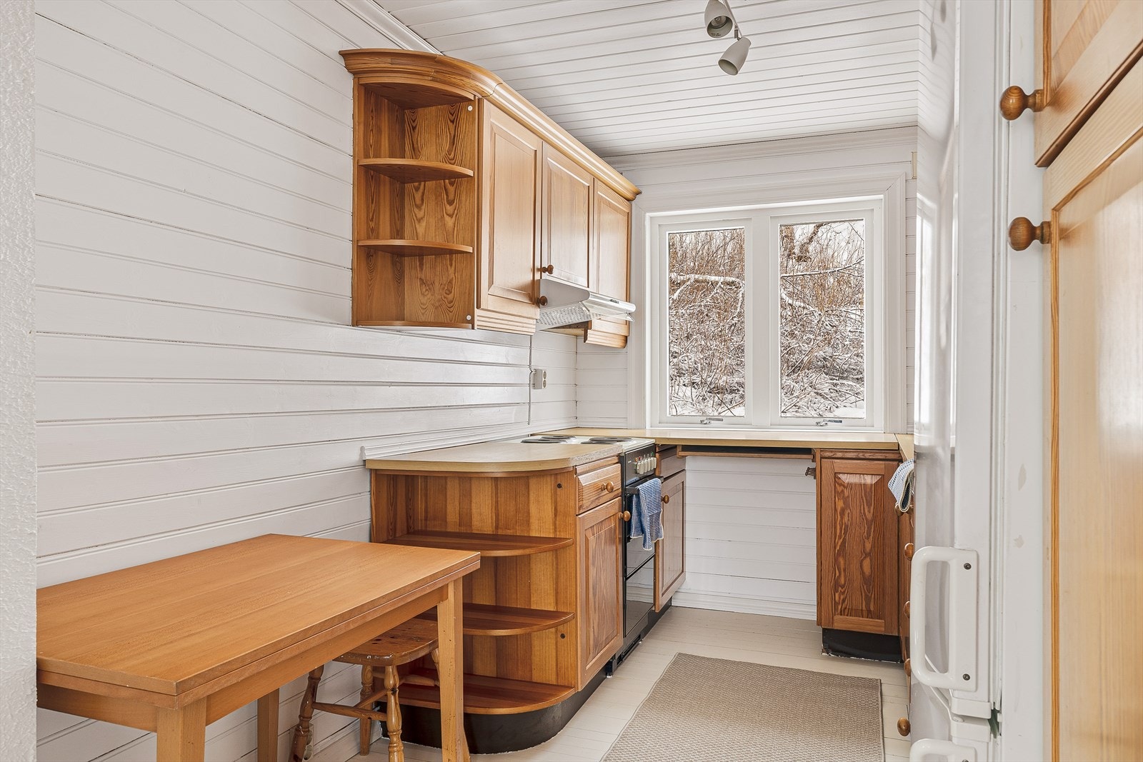 På kjøkkenet er det også plass til å innrede med et cafebord. Galleribilde