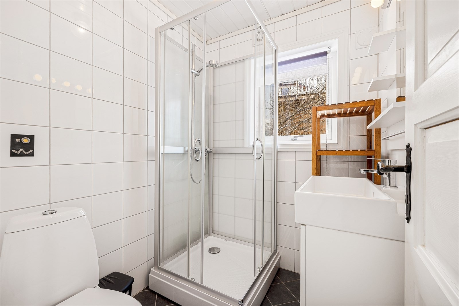 Videre tar vi turen inn på boligens bad som er fra 2010. Galleribilde