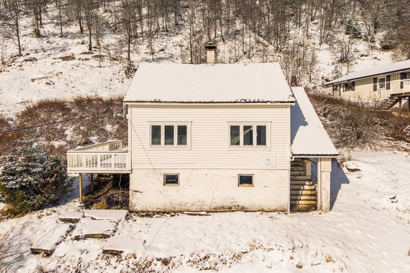 Hytten ligger fritt og landlig til, med kort vei til alt det man trenger i hytte hverdagen. Galleribilde
