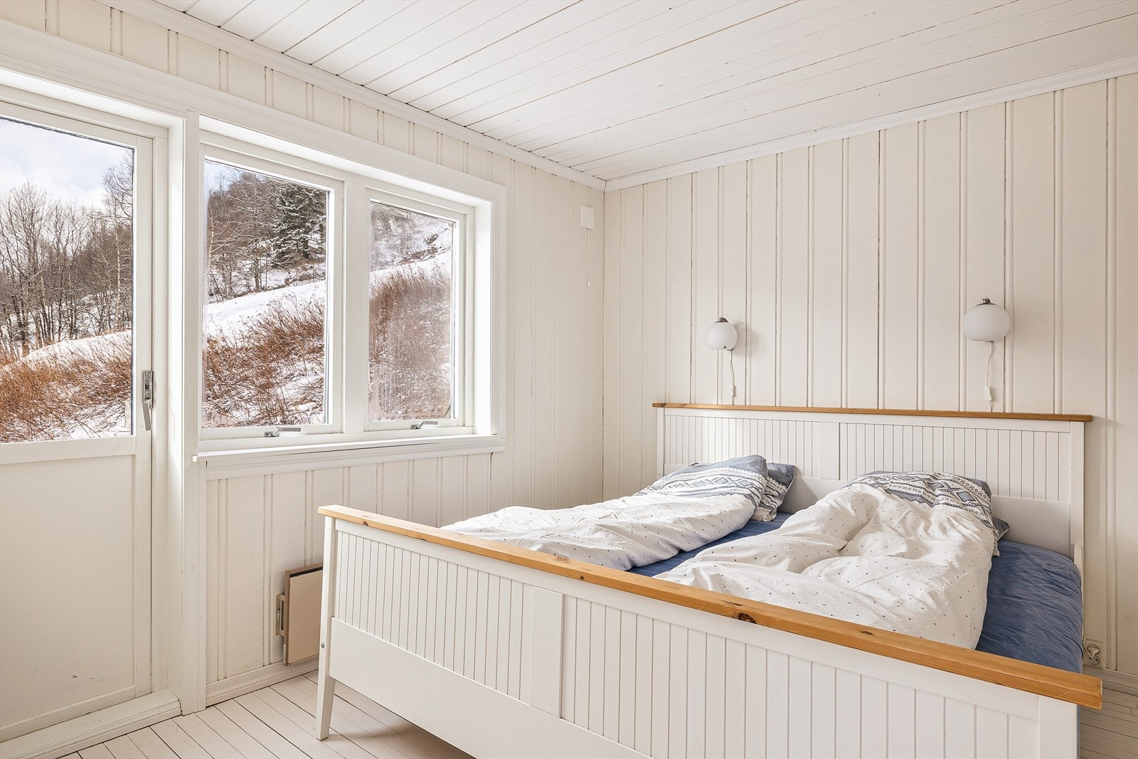 Fra stuen har man tilgang til hytten sitt hovedsoverom. Galleribilde