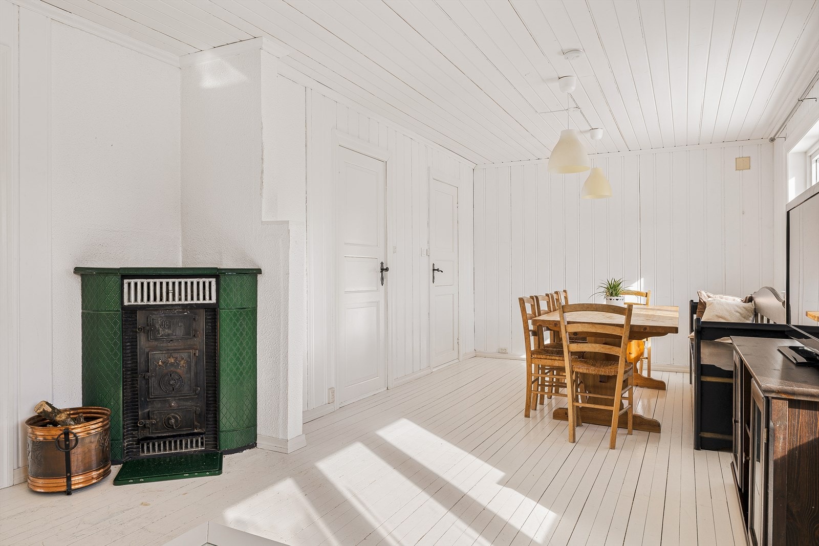 Det er fin flyt mellom de sosiale sonene, og plass til både en hyggelig sofagruppe, samt spisestue. Galleribilde