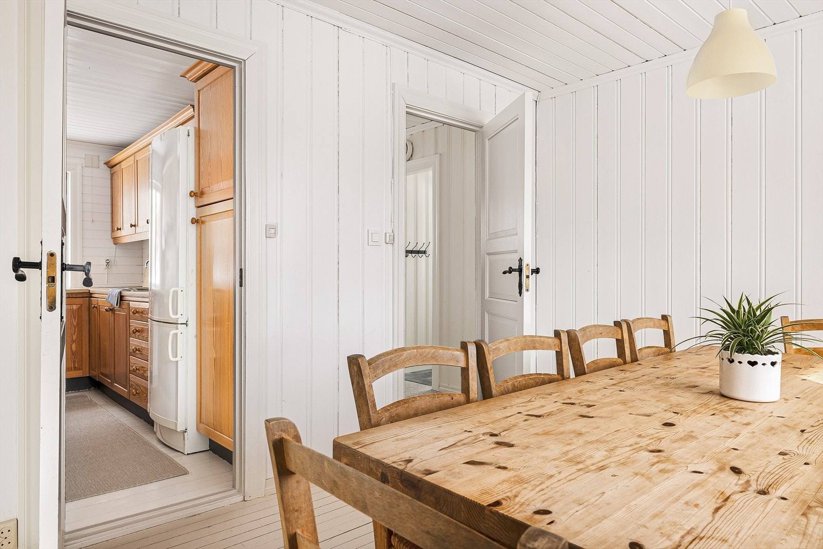 Fra spisestuen går veien videre inn på hytten sitt kjøkken. Galleribilde