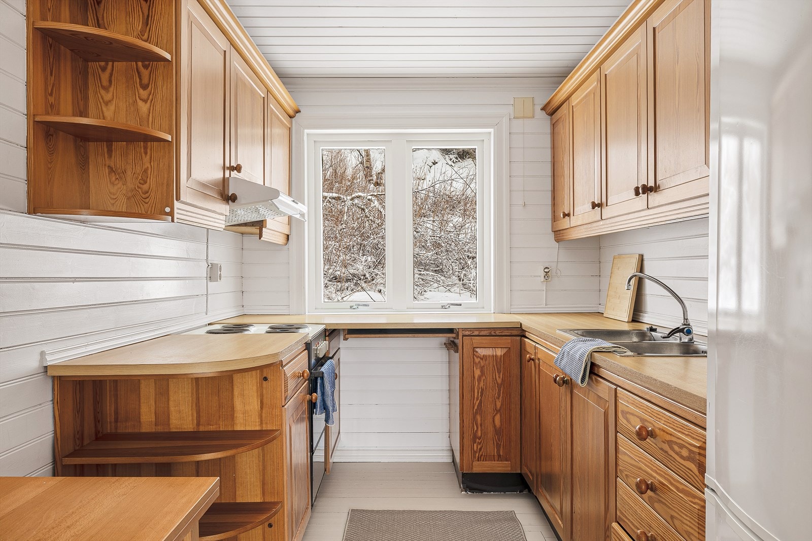 Kjøkkeninnredningen har et koselig hytte preg og har gode oppbevaringsmuligheter. Galleribilde