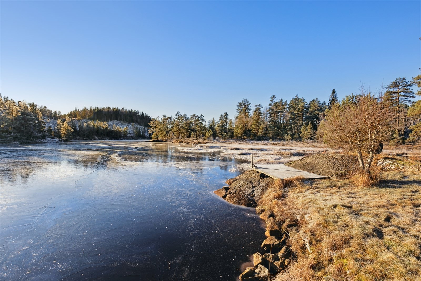 Eiendommen ligger i naturskjønne omgivelser i Fjelestad-området, omtrent 400 meter over havet. Galleribilde