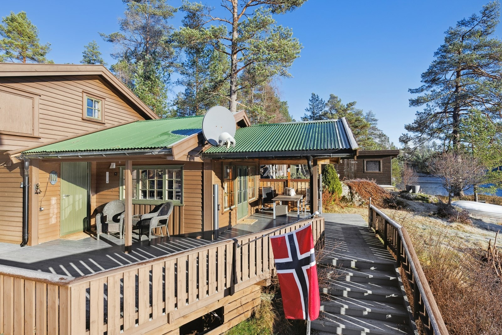 Den romslige terrassen på 56 m² er bygget i tre og gir rikelig med plass for flere sittegrupper. Galleribilde