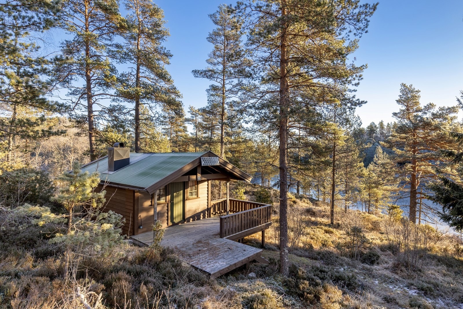 I tillegg til hovedhytta er det oppført et praktisk uthus på eiendommen. Galleribilde