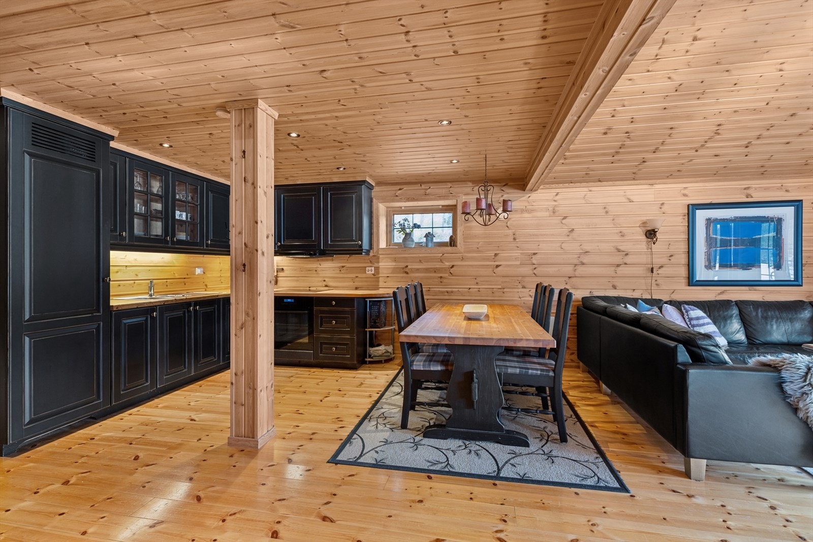 Spiseplassen er en naturlig del av allrommet, med god plass til langbord for hyggelige måltider. Galleribilde