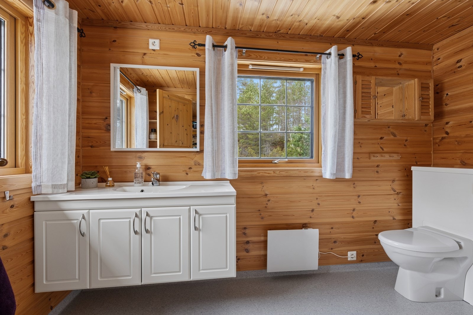 Badet er utstyrt med baderomsmøbel med servant og et gulvstående vakuumtoalett som ble installert i 2023. Galleribilde