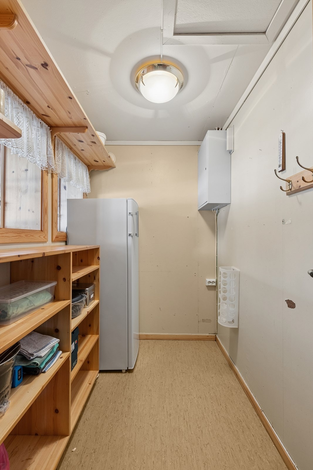 Praktisk innvendig bod hvor varmtvannsberederen på 120 liter fra 2019 er plassert. Galleribilde