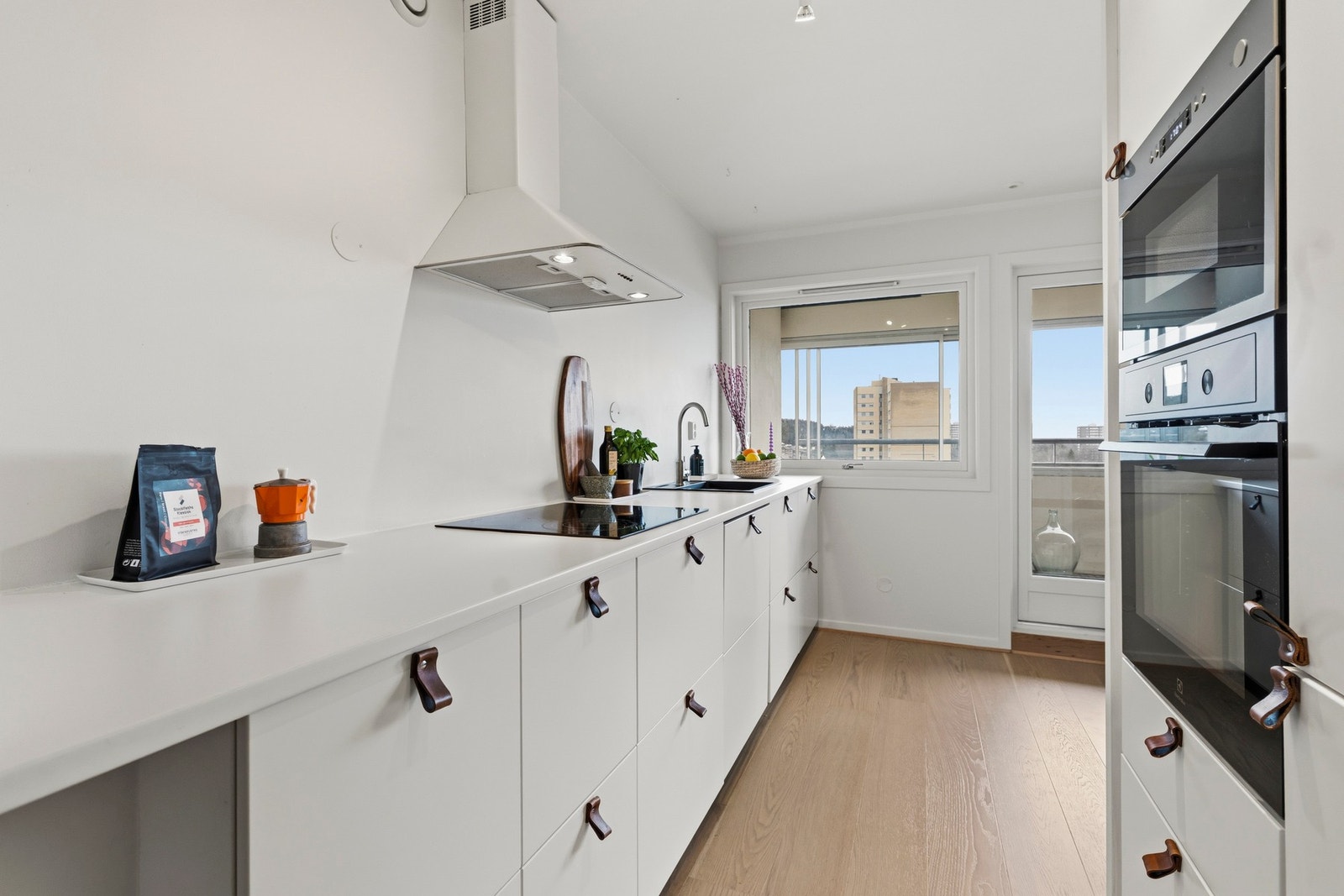 Kjøkkeninnredningen er plassert langs to vegger, med god lagringsplass i benkeskap Galleribilde