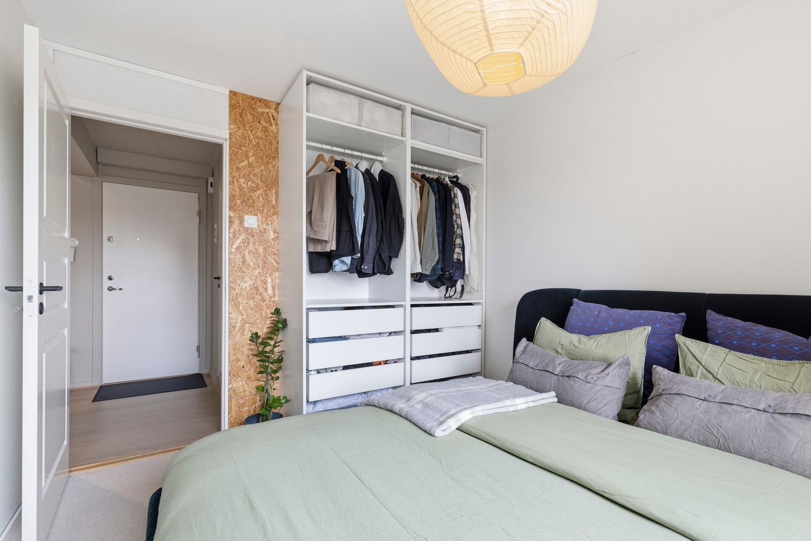 Soverommet har god plass til dobbeltseng med tilhørende nattbord, og på den ene veggen finner du en romslig skyvedørsgarderobe Galleribilde