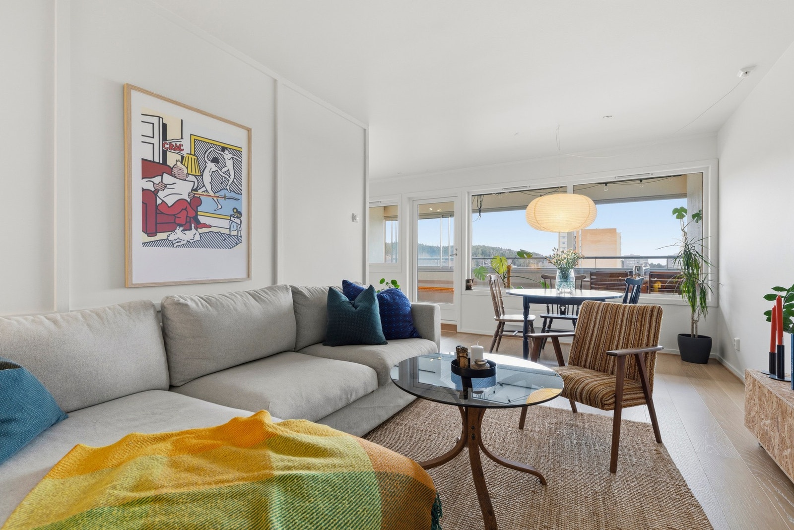 Stuen har god plass til å innrede med både sofakrok og spisestue Galleribilde