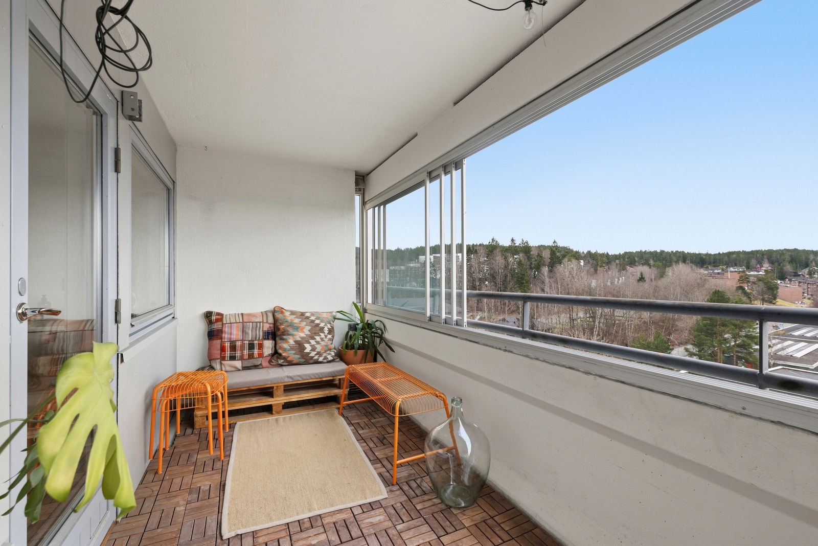 Det er veldig gode solforhold, og vinduene kan skyves til side for å slippe varmen helt inn i rommet Galleribilde