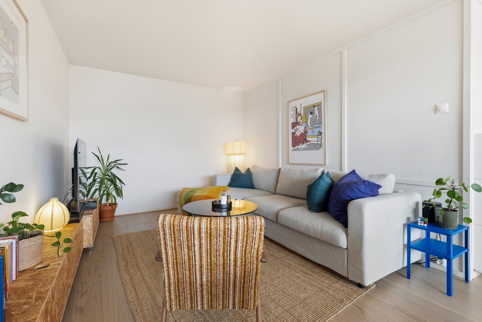 Rommet har parkett på gulvet og lyse vegger som bidrar til en luftig og romslig atmosfære Galleribilde