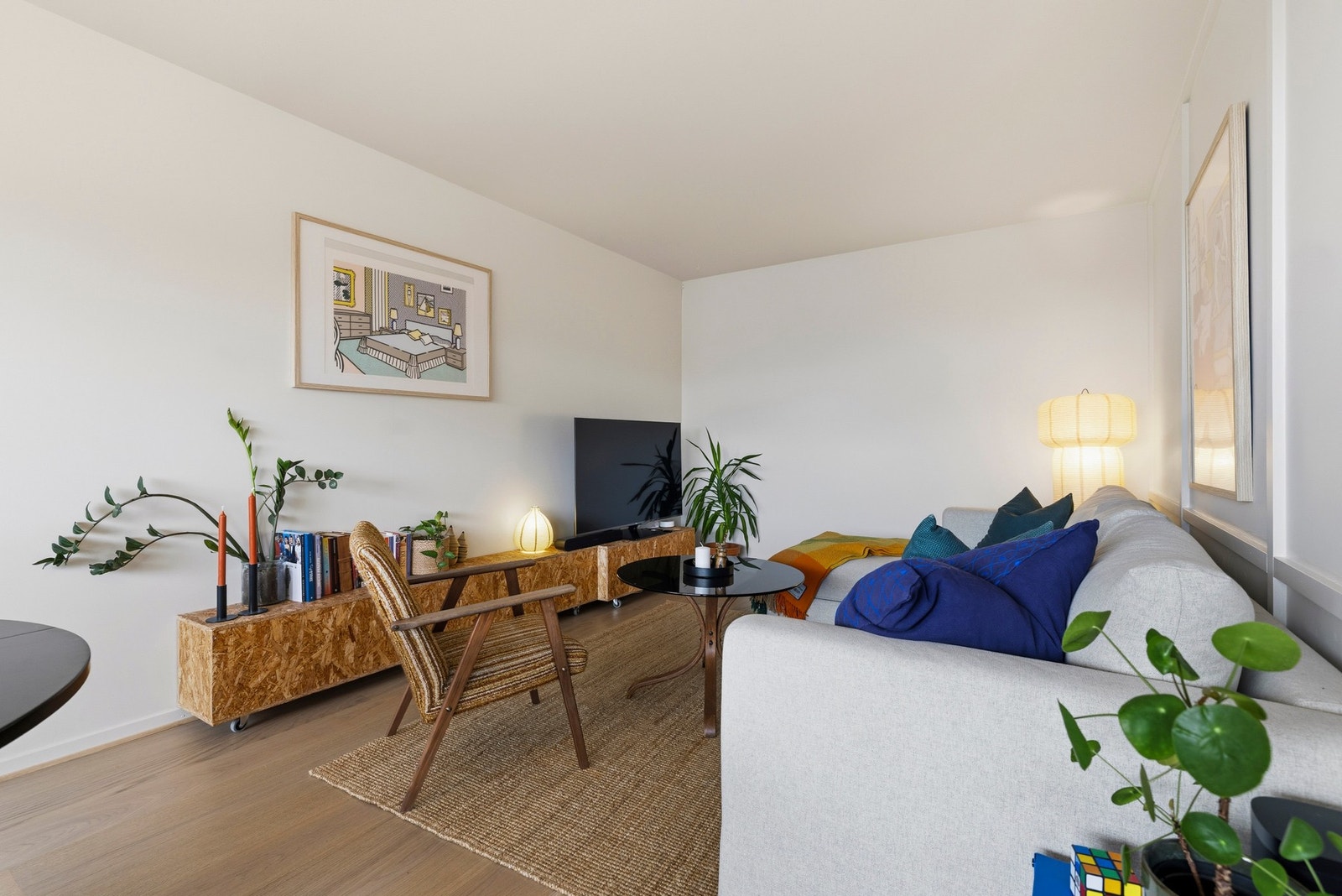 Stuen er meget luftig med store vindusflater og utgang til en sydvestvendt balkong Galleribilde