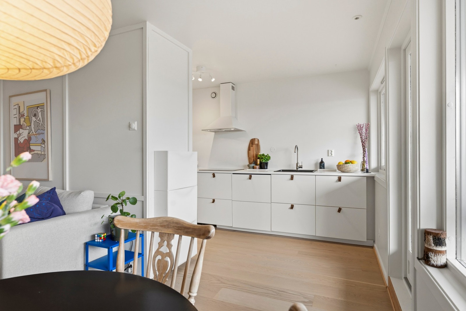 Det lekre kjøkkenet fra 2015 er godt skjermet fra stuesonen - en smart løsning som skaper god dynamikk i boligen Galleribilde